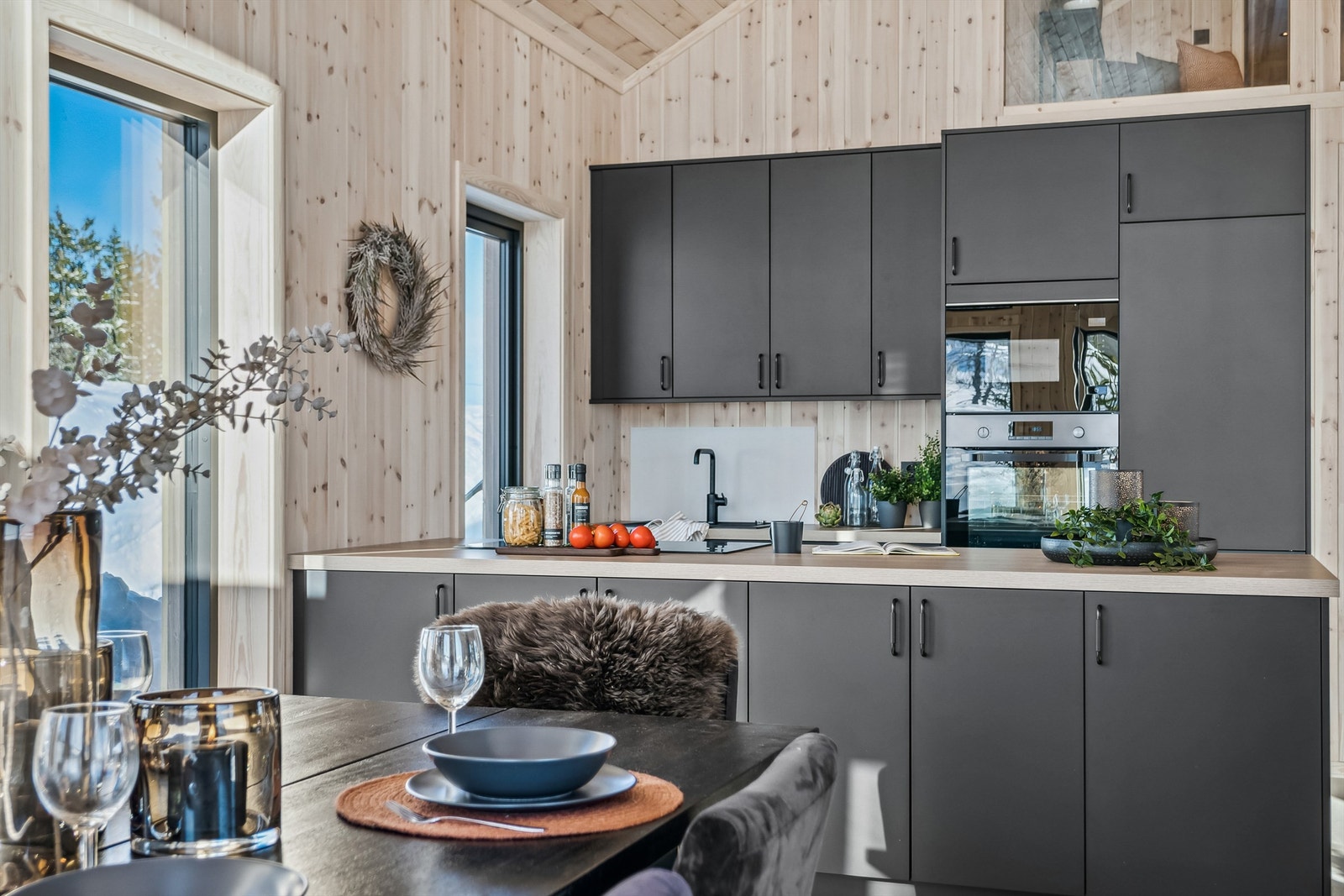 Kjøkkeninnredningen i moderne, svart utførelse er fra Epoq Galleribilde