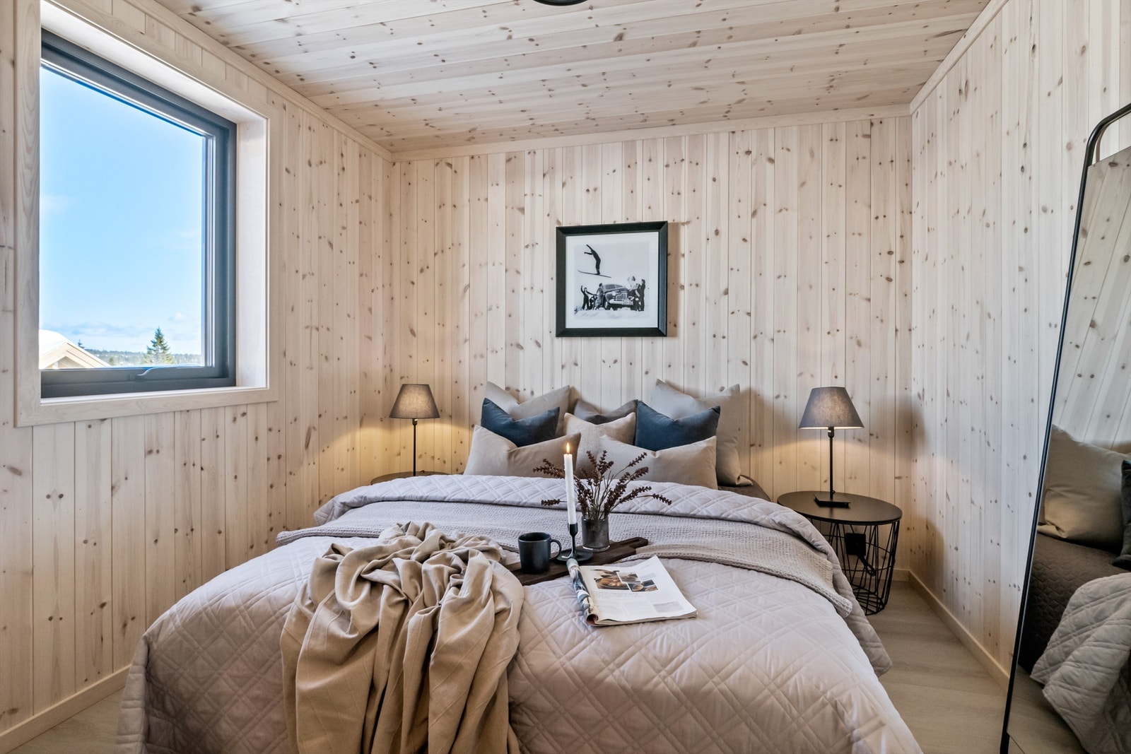 I hytta er det to soverom i hovedplanet Galleribilde