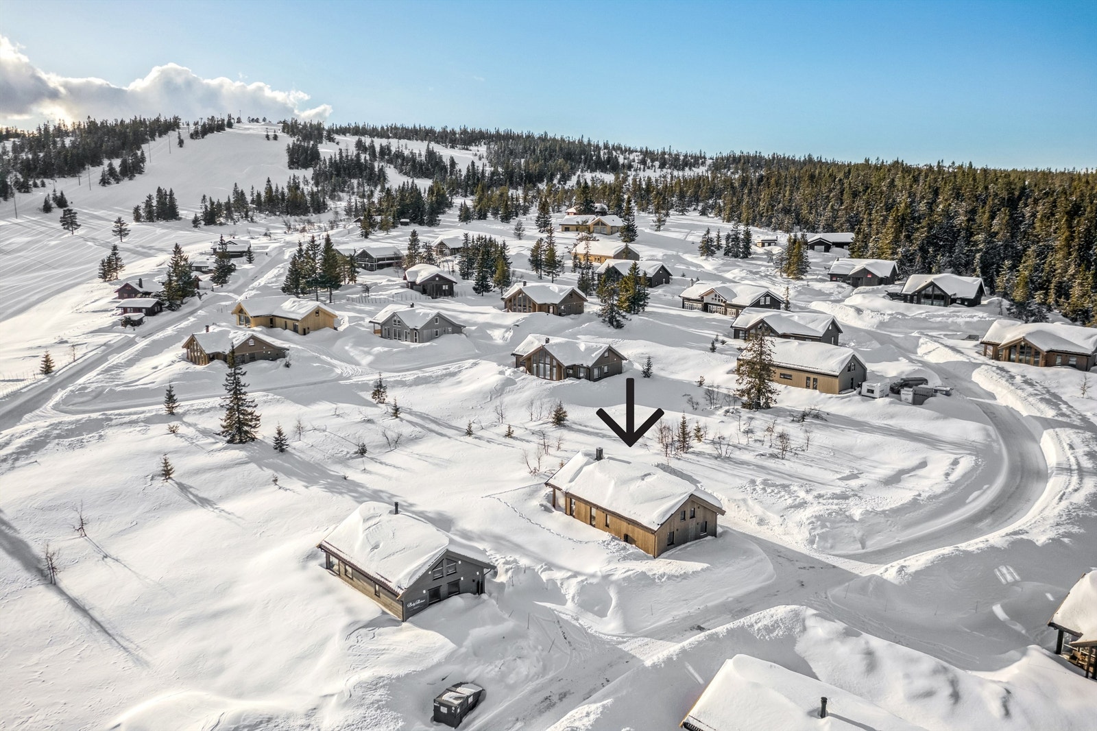 Hytta har en fantastisk beliggenhet tett inntil alpin- og kjelkeanlegget med ski inn/ut for såvel alpin og langrenn Galleribilde