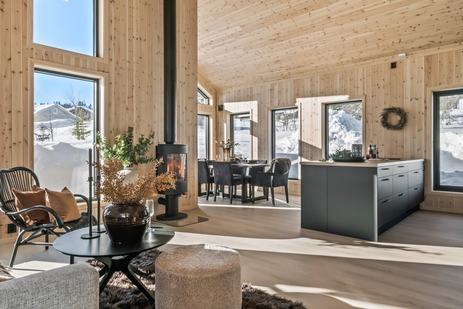 Kjøkken og stue er plassert i et stort, herlig allrom med god takhøyde og store vindusflater Galleribilde