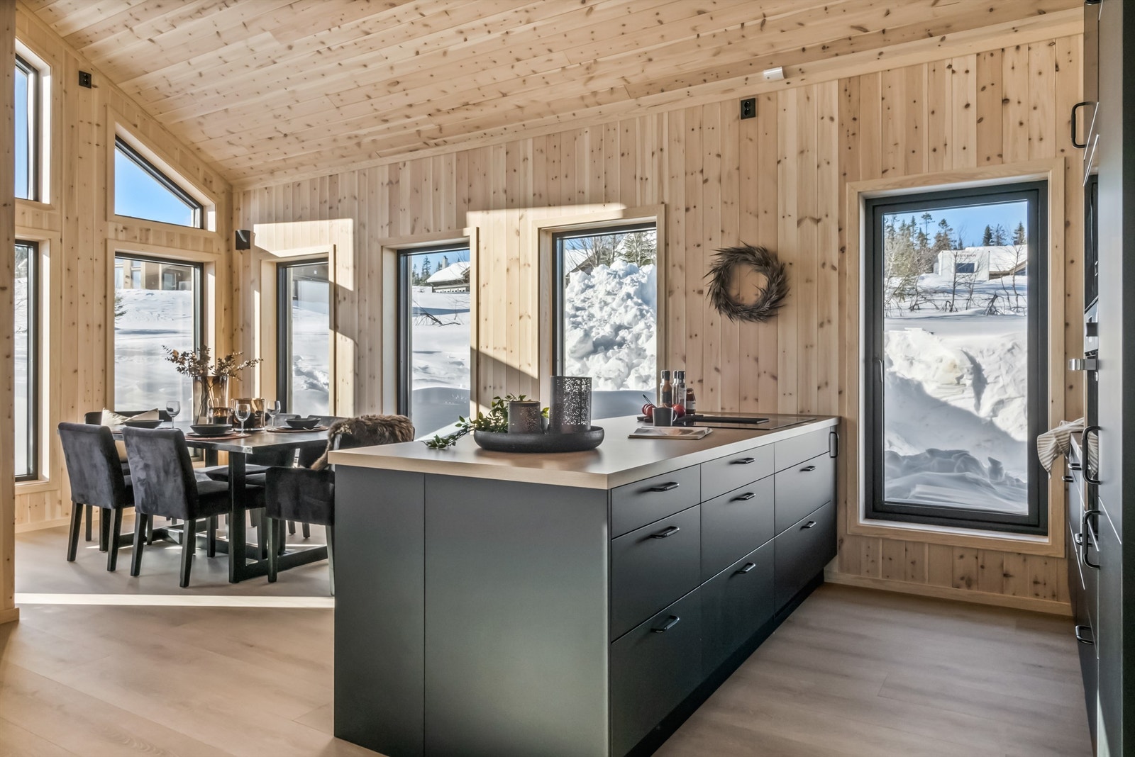 Eiendommen har festet tomt med Løiten Allenning som grunneier - årlig festeavgift er 9500 Galleribilde