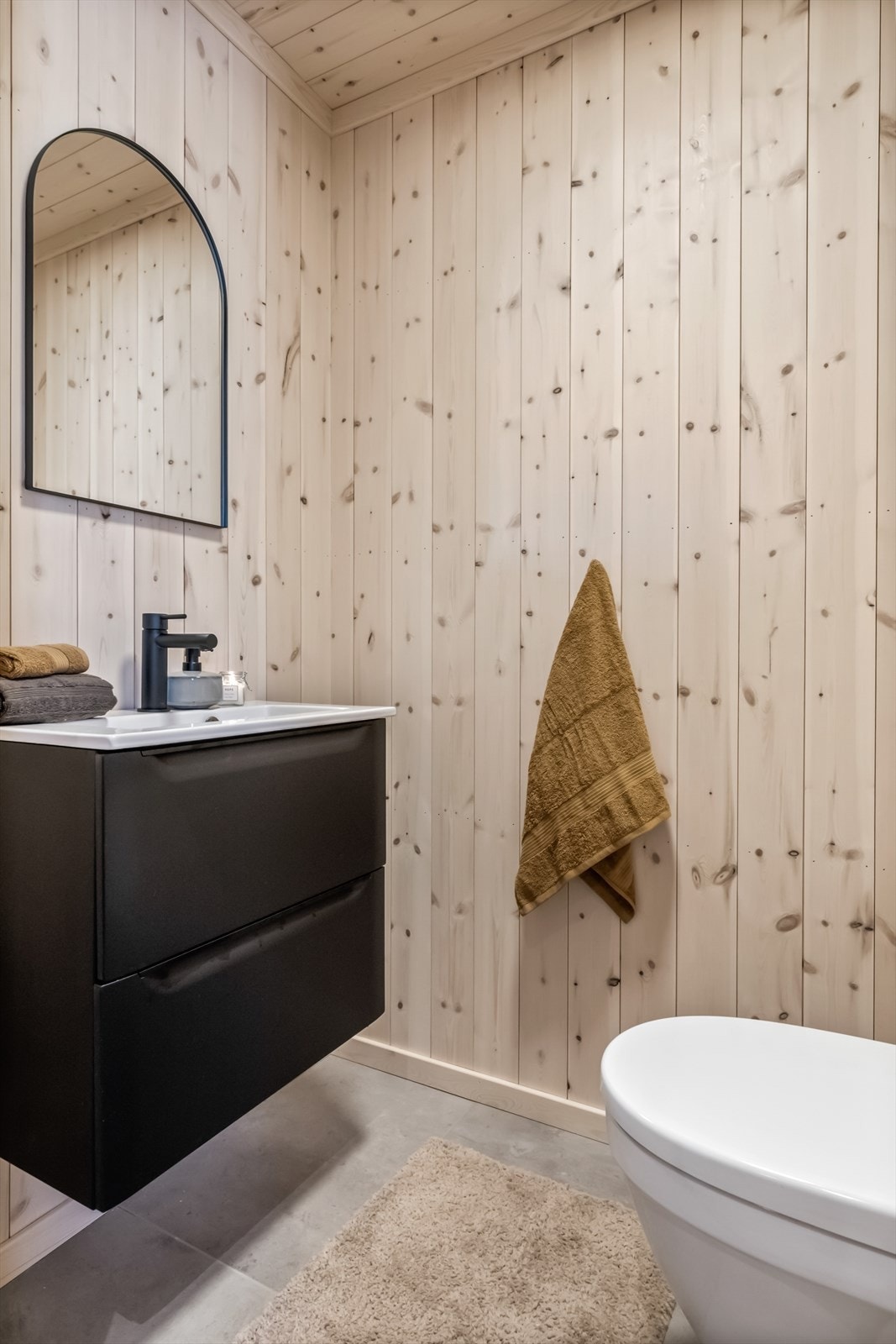 I tillegg til badet er det et separat toalettrom Galleribilde