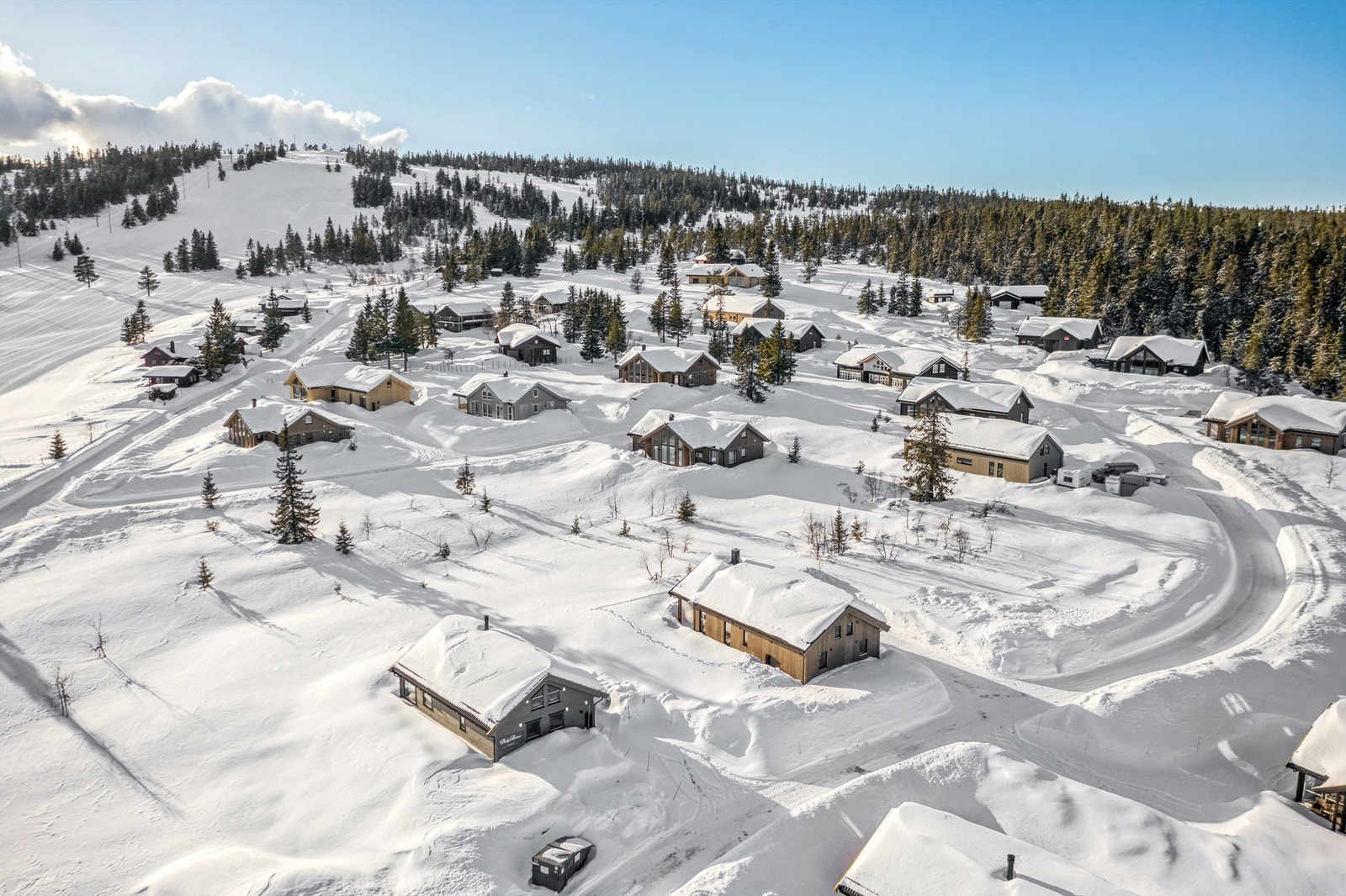 Hytta har en fantastisk beliggenhet tett inntil alpin- og kjelkeanlegget med ski inn/ut for såvel alpin og langrenn Galleribilde
