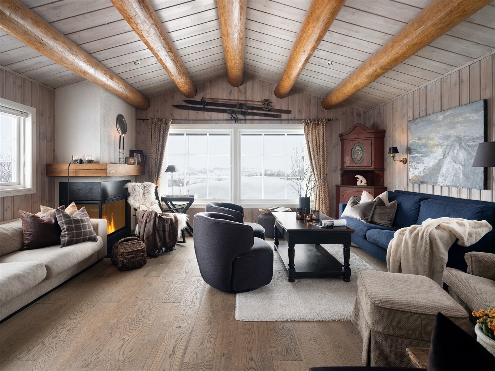 Fra stuevinduene er det utsikt mot Hallingskarvet og Geilos vestside Galleribilde