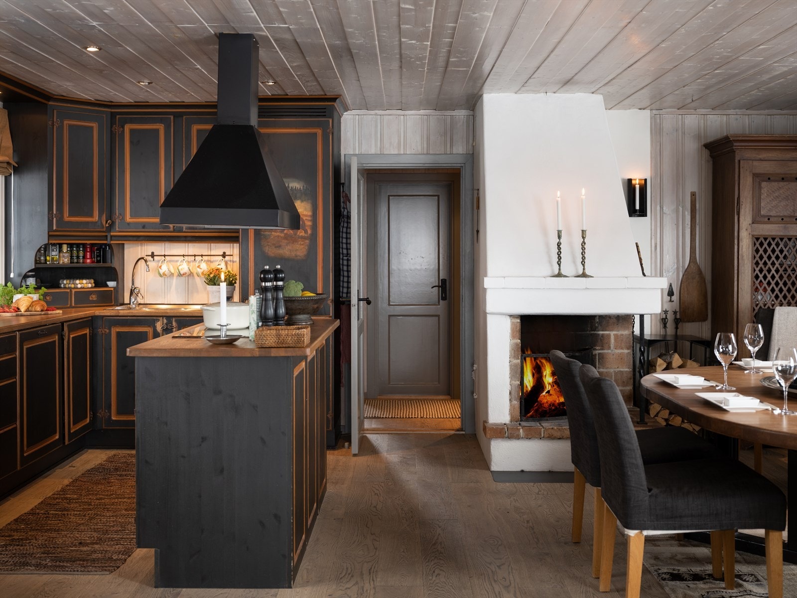 Kjøkken i heltre fra Kistefoss Galleribilde