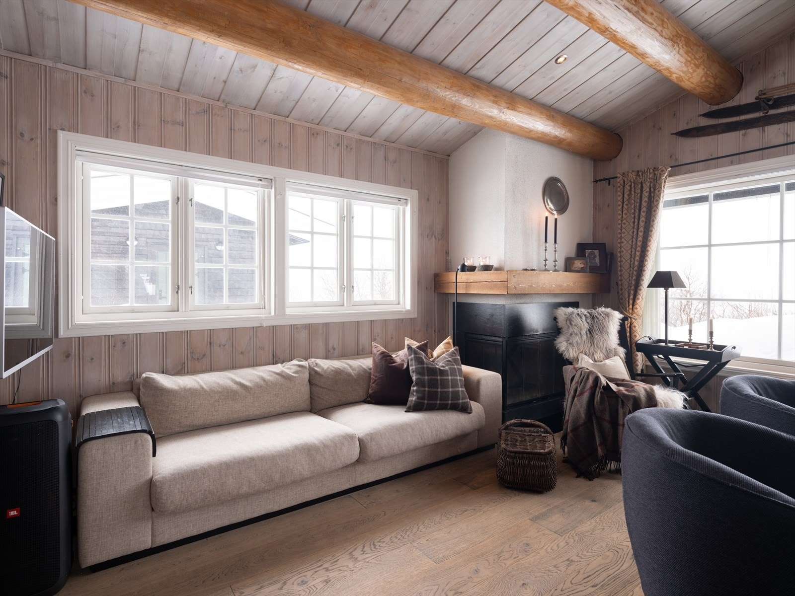 Alle vinduer og ytterdører i hytta er nye fra Røros Galleribilde