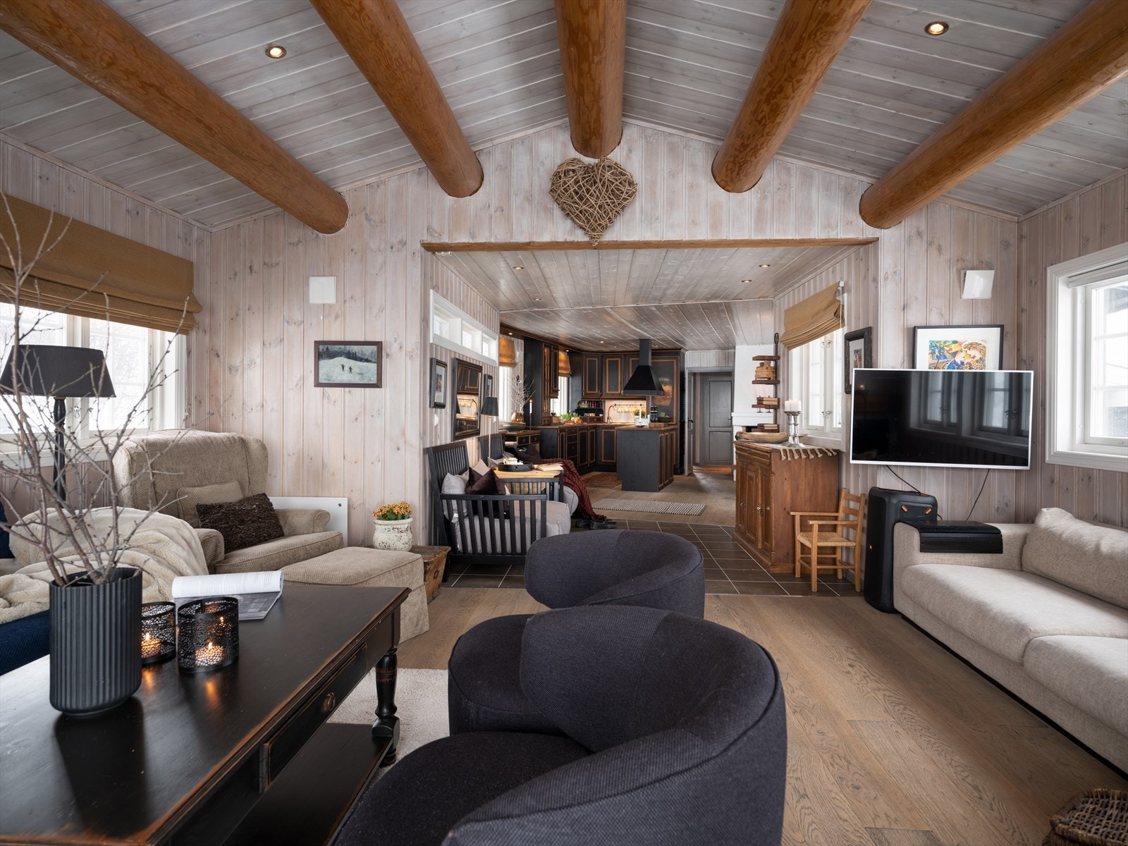 Med ønske om å skape den gode hyttestemning er i hovedsak originale paneltyper brukt på alt nytt og overflatebehandling gir synlig trestruktur. Galleribilde