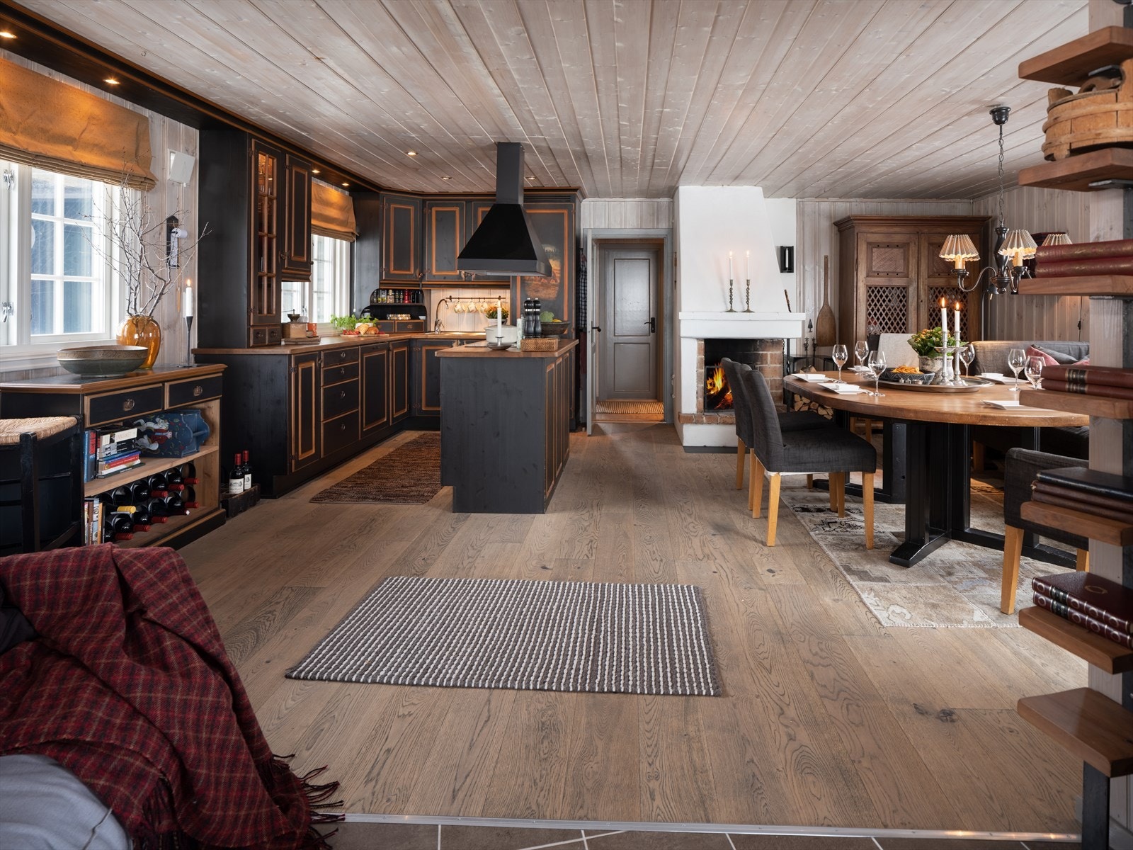 Antikk eikegulv i stue, kjøkken, spisestue og gang Galleribilde