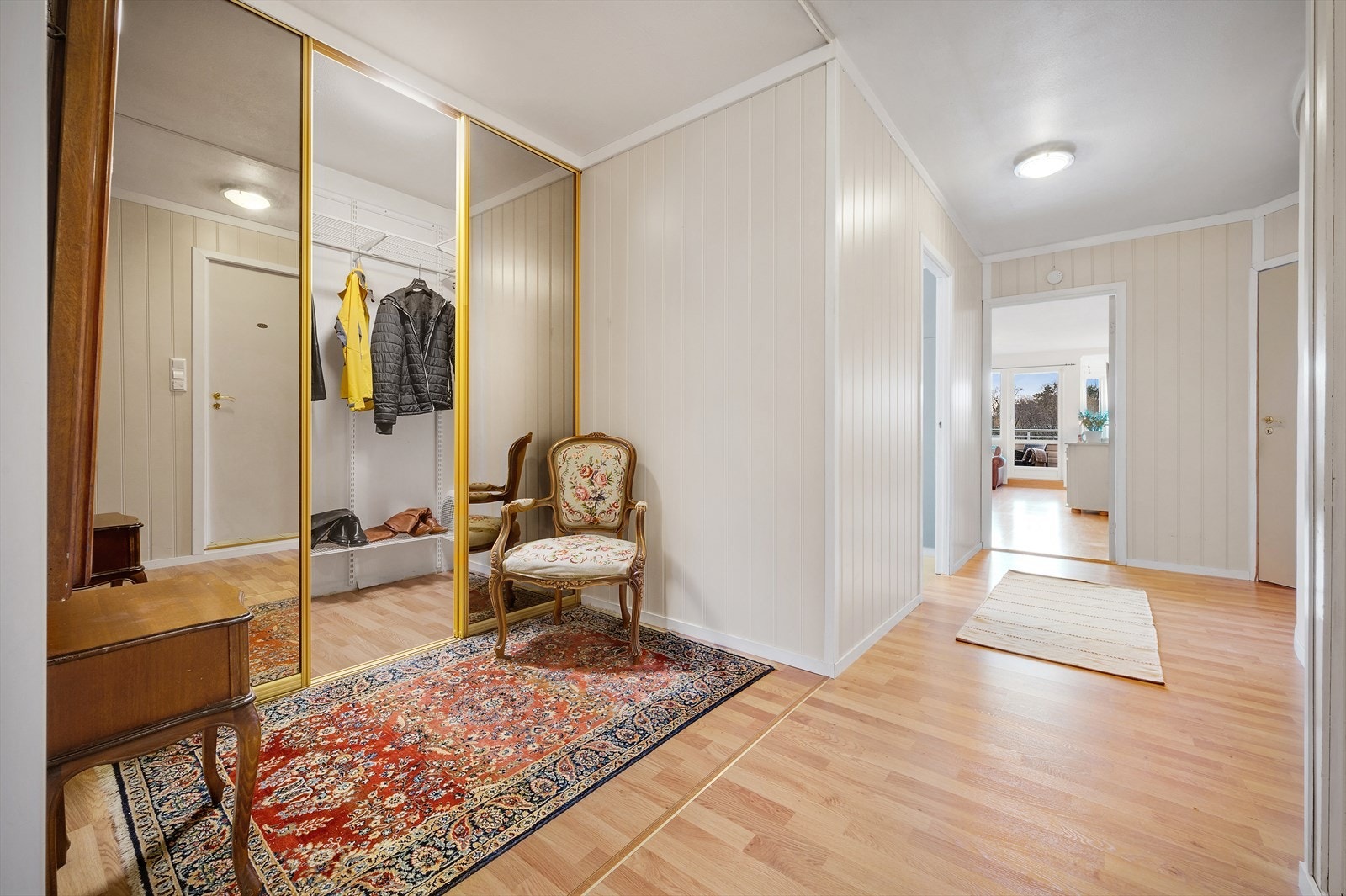 - Du ønskes velkommen inn i en romslig entré med gode oppbevaringsmuligheter - Galleribilde