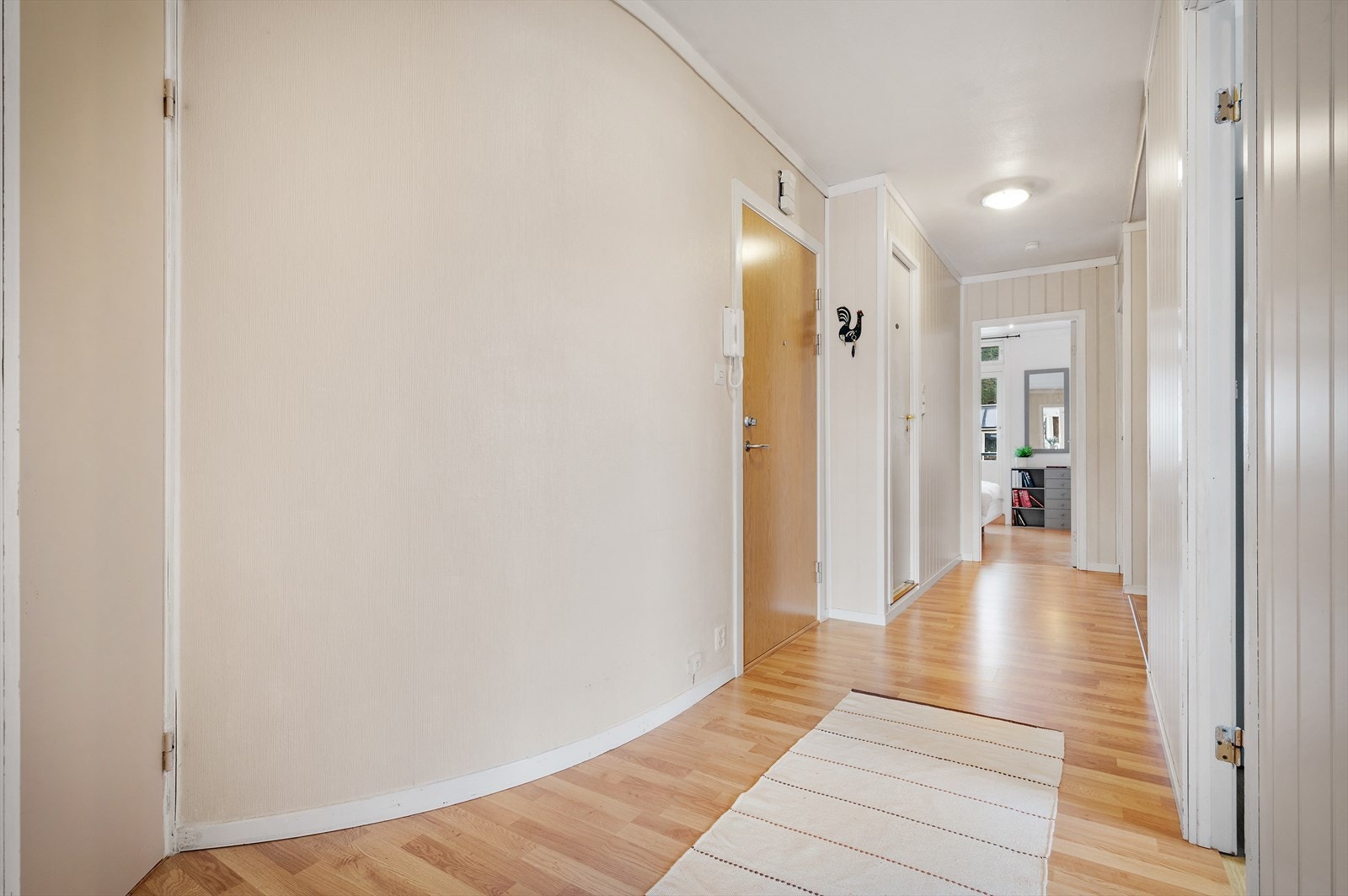 - Lys og romslig entré med god plass til oppbevaring av sko og yttertøy - Galleribilde