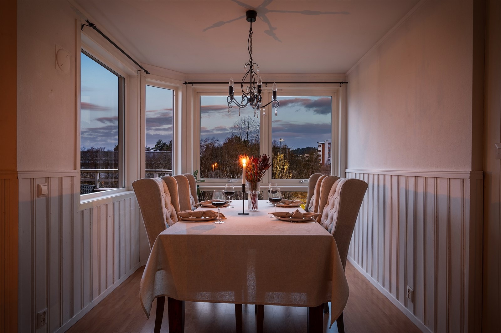 - Spisestue/kjøkken måler 15,4m² - Galleribilde