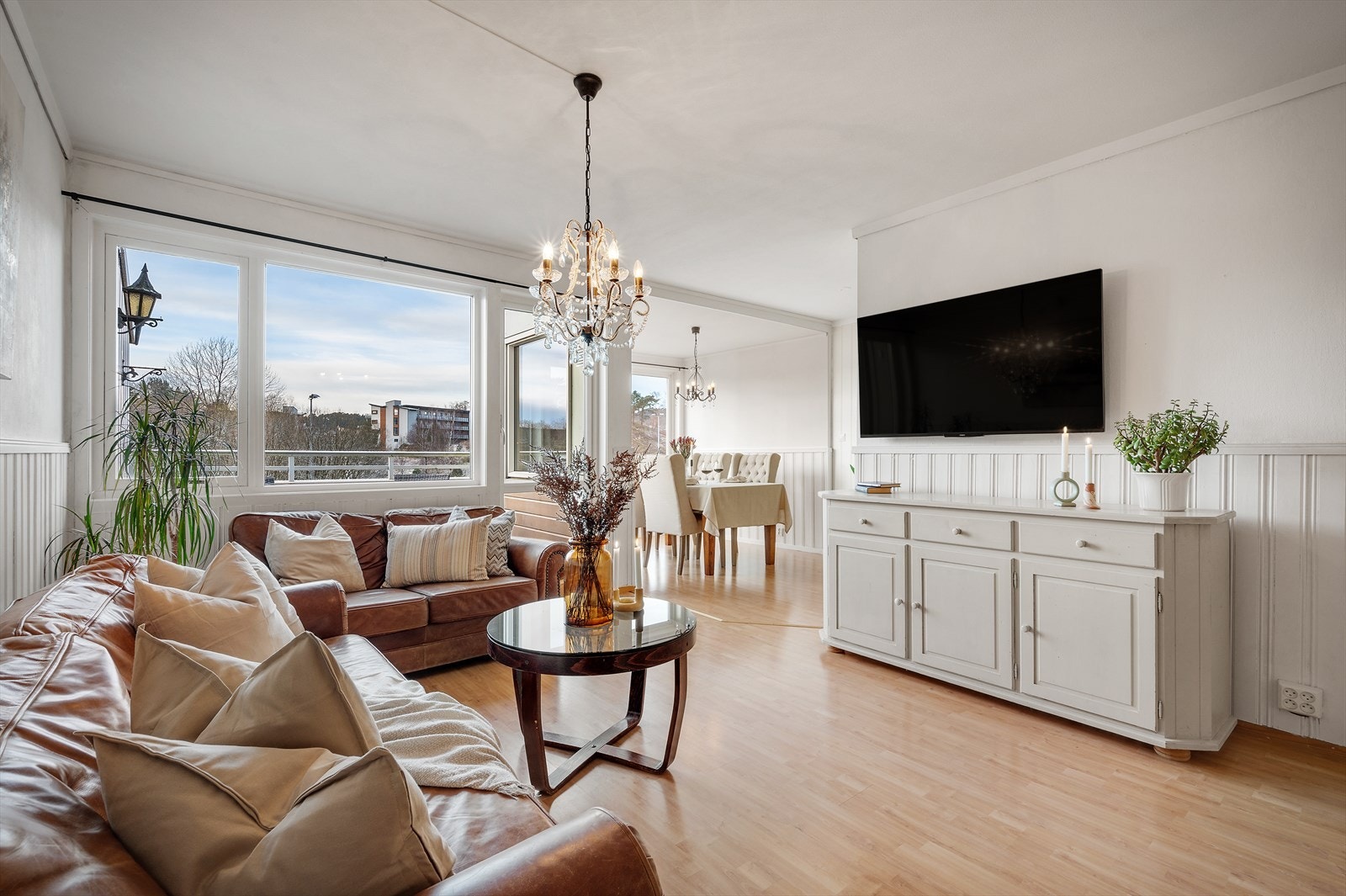 - Stuen har en praktisk utforming som gjør det enkelt å møblere etter eget ønske - Galleribilde