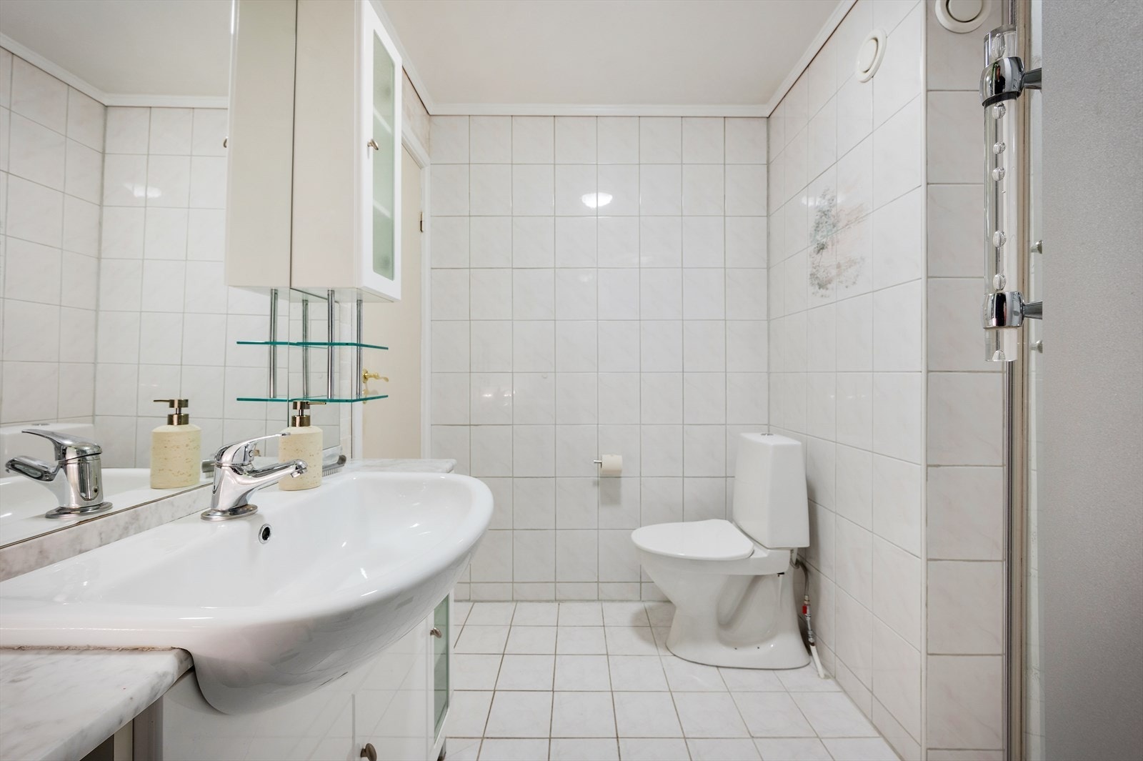 - Badet er innredet med servant med møblement/speil og belysning, toalett og dusjkabinett - Galleribilde