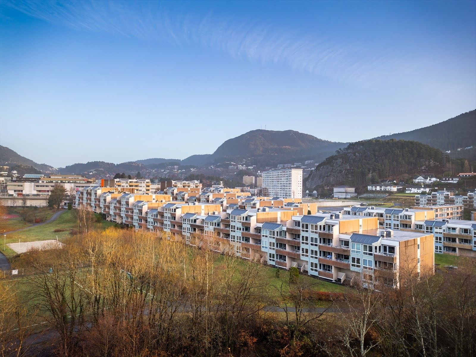 - Området er meget sentralt, med bare 8-10 min kjøring med bil og under 15 min med buss til Bergen sentrum - Galleribilde
