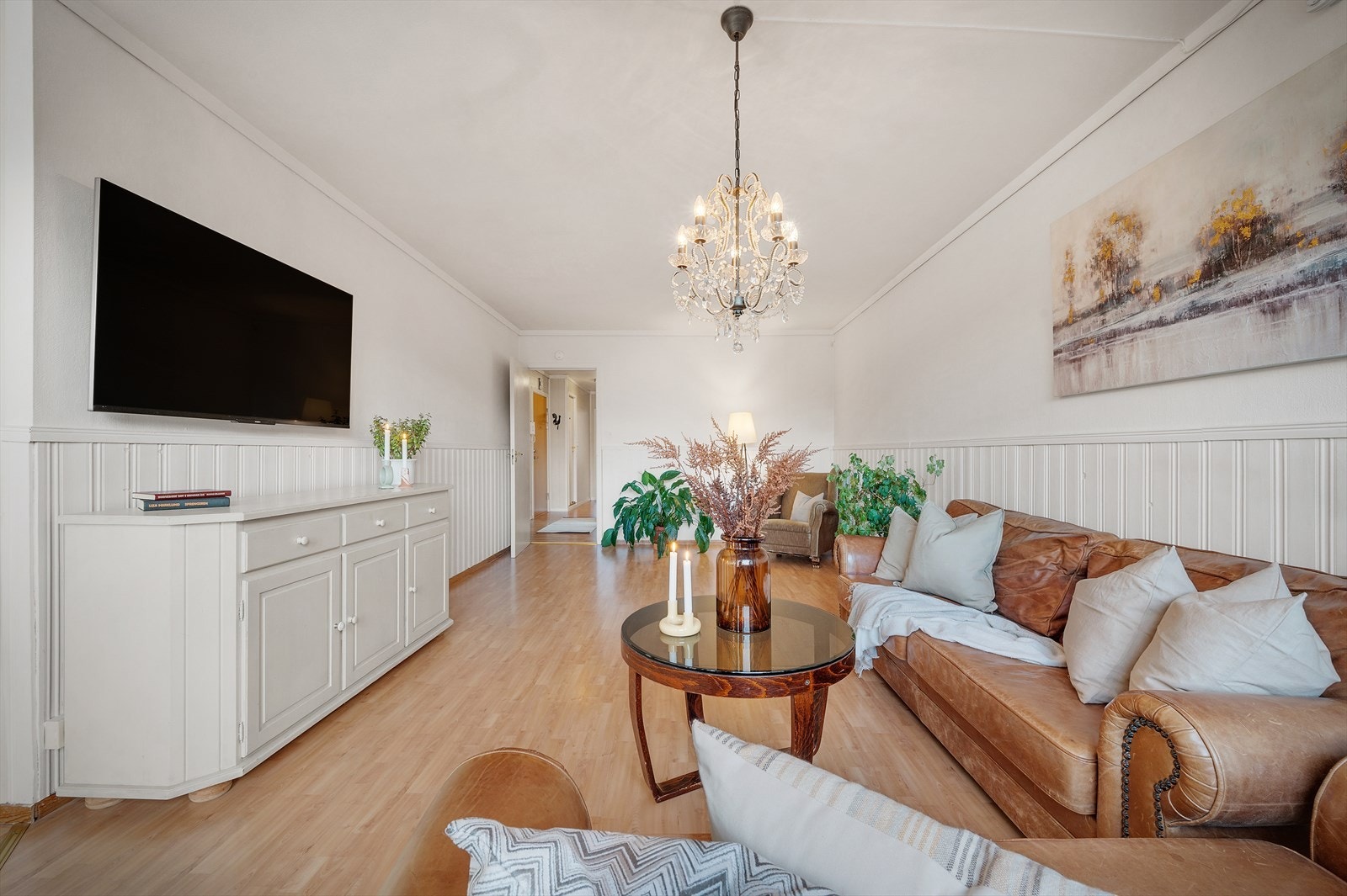 - I stuen har du rikelig med plass til sofagruppe med tilhørende medialøsning, samt øvrig møblement - Galleribilde