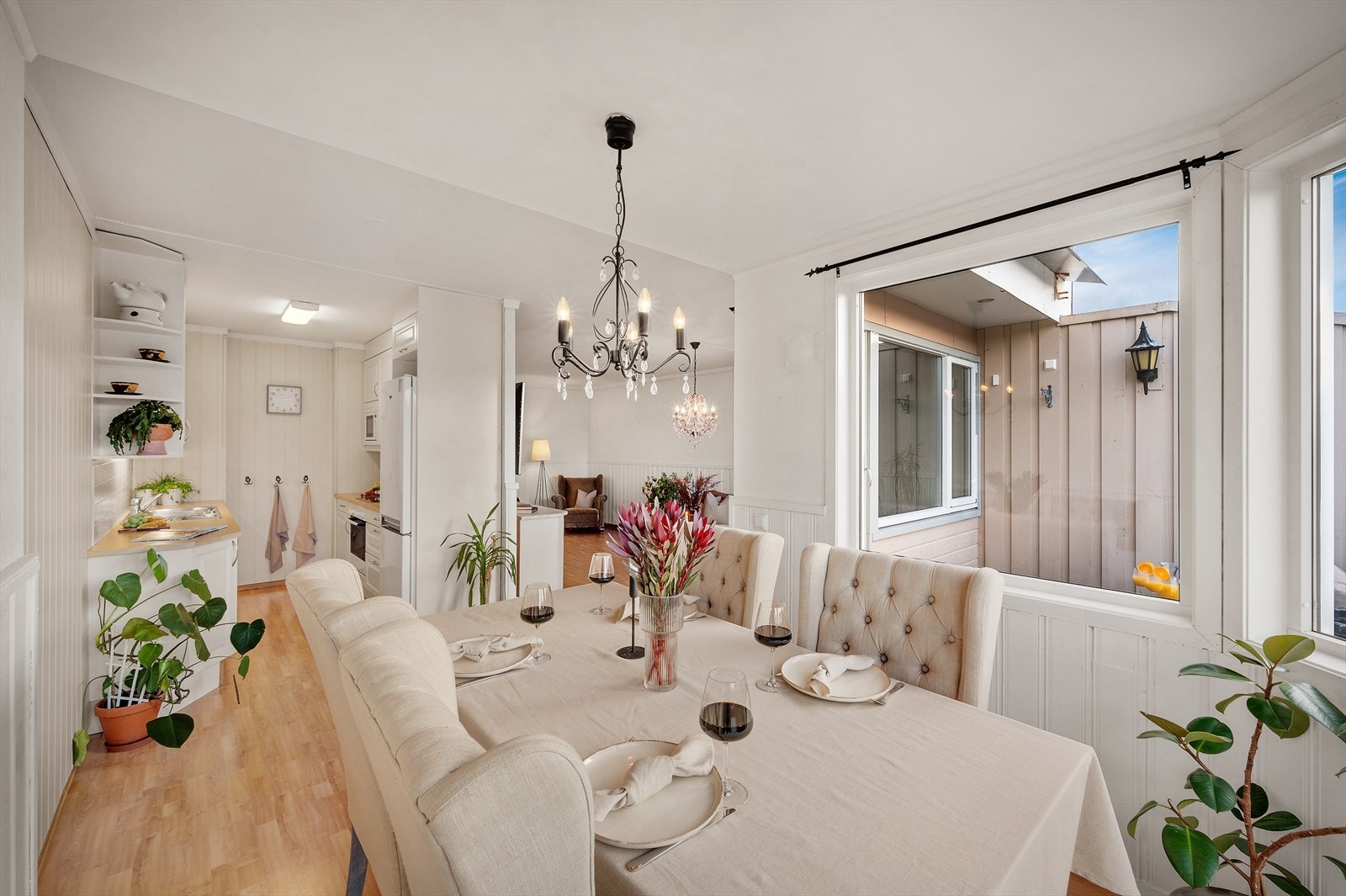 - I spisestuen er det plass til langbord hvor man kan invitere familie og venner på søndagsmiddag - Galleribilde