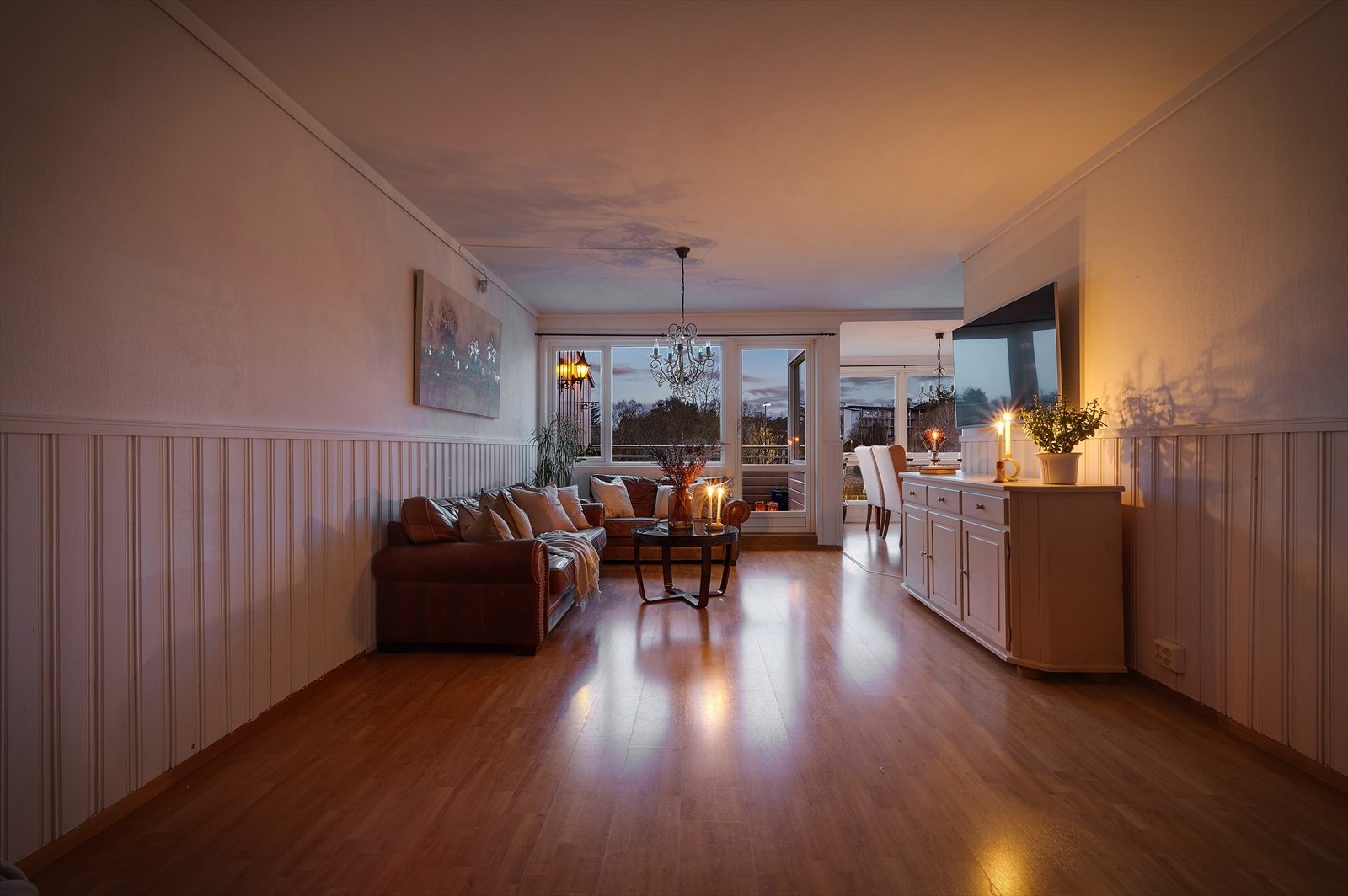 - Hele leiligheten er malt i nøytrale og behagelige farger som gjør det enkelt for deg å sette ditt eget preg på boligen - Galleribilde