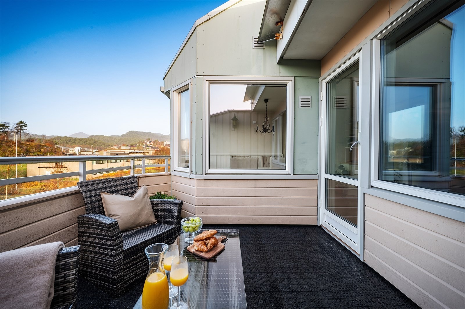 - På balkongen har man god plass til ønsket utemøblement - Galleribilde