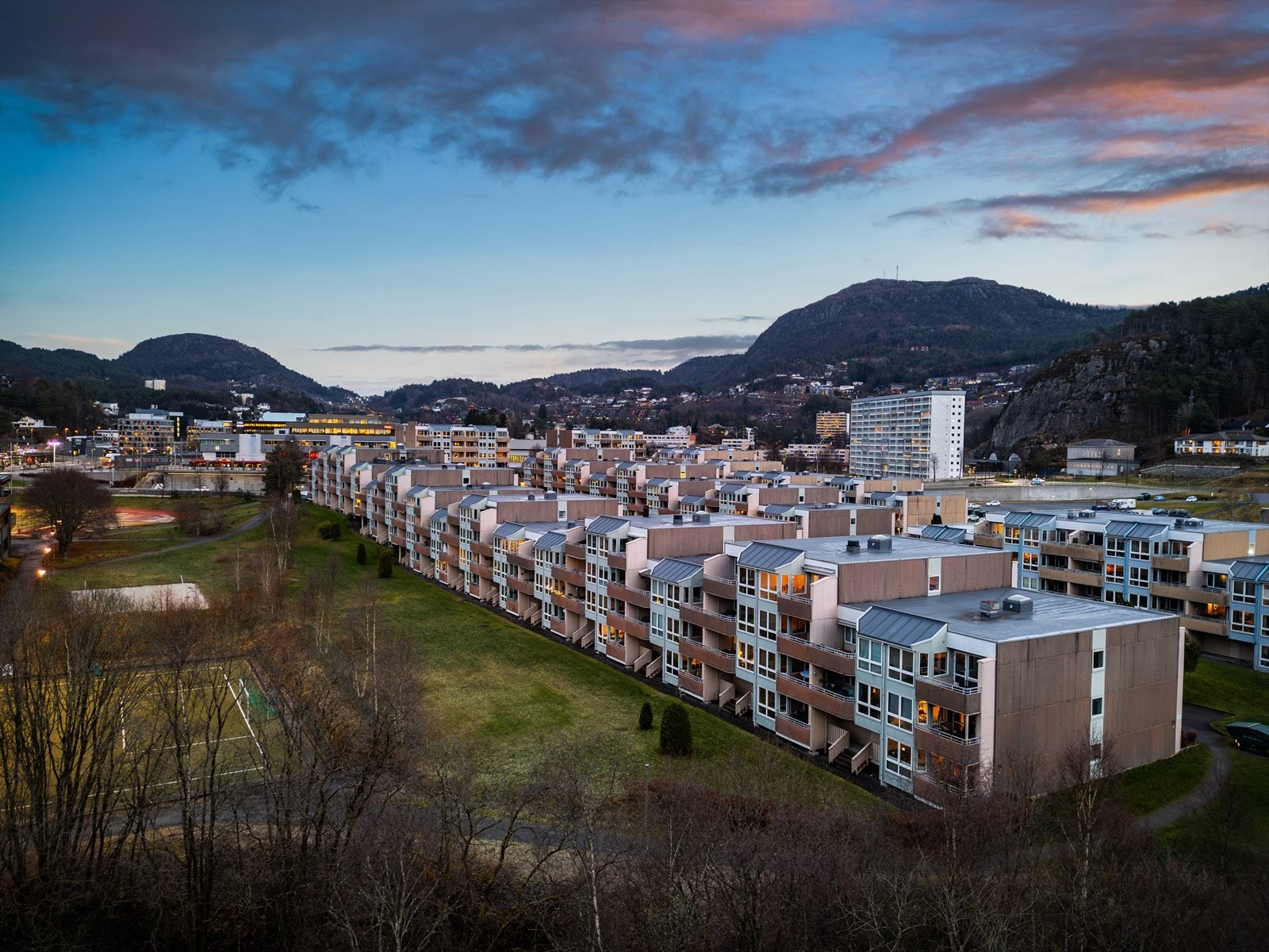 - Fra boligen har du tilgang til flere bussruter, inn og ut av bykjernen. Nærmeste busstopp er Oasen terminal der totalt 12 ulike linjer og flybussen går - Galleribilde