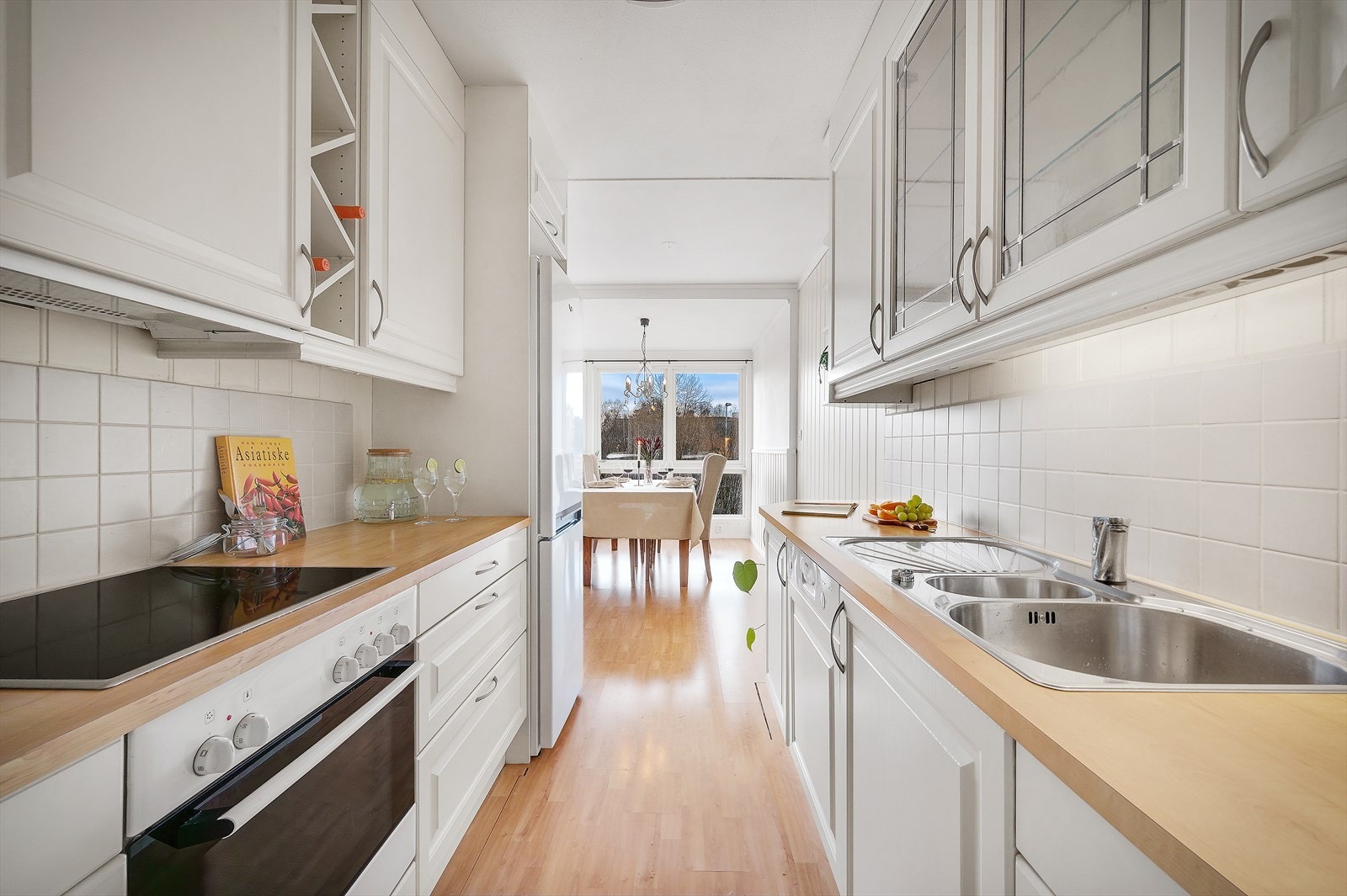 - Kjøkkenet er godt utstyrt med integrert stekeovn/platetopp, oppvaskmaskin og mikrobølgeovn - Galleribilde