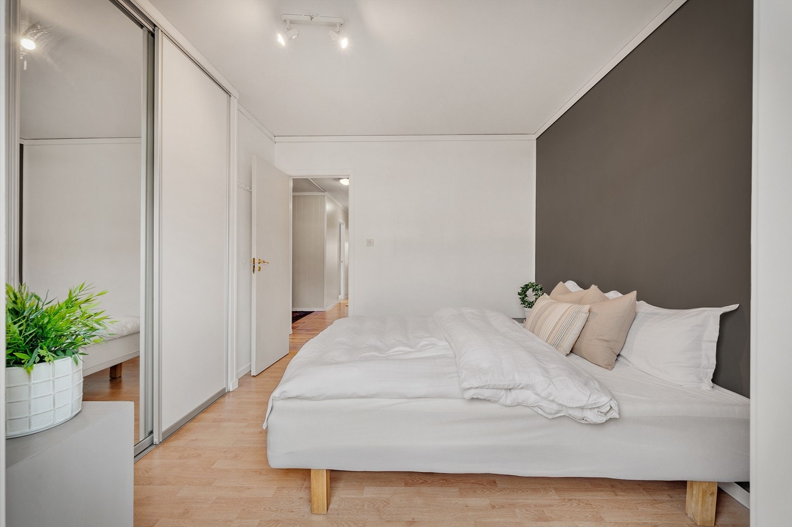 - På soverom 2 og 3 ble det lagt nytt laminatgulv i 2010 - Galleribilde