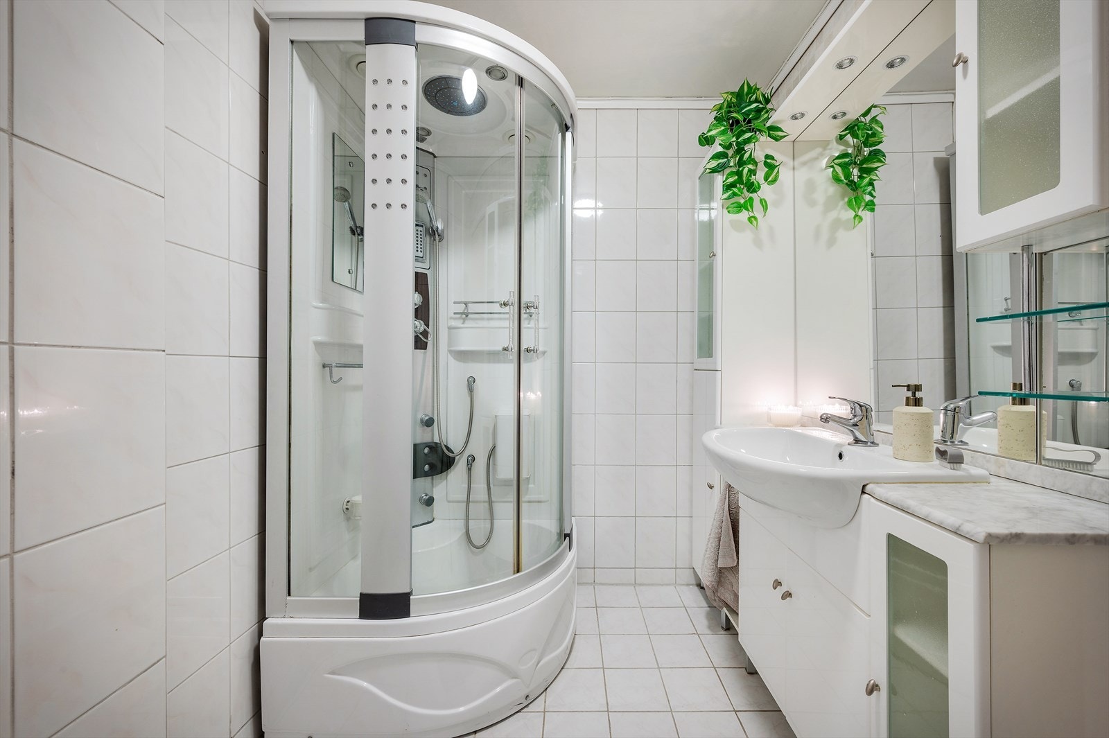 - Badet måler 4,3m² Galleribilde