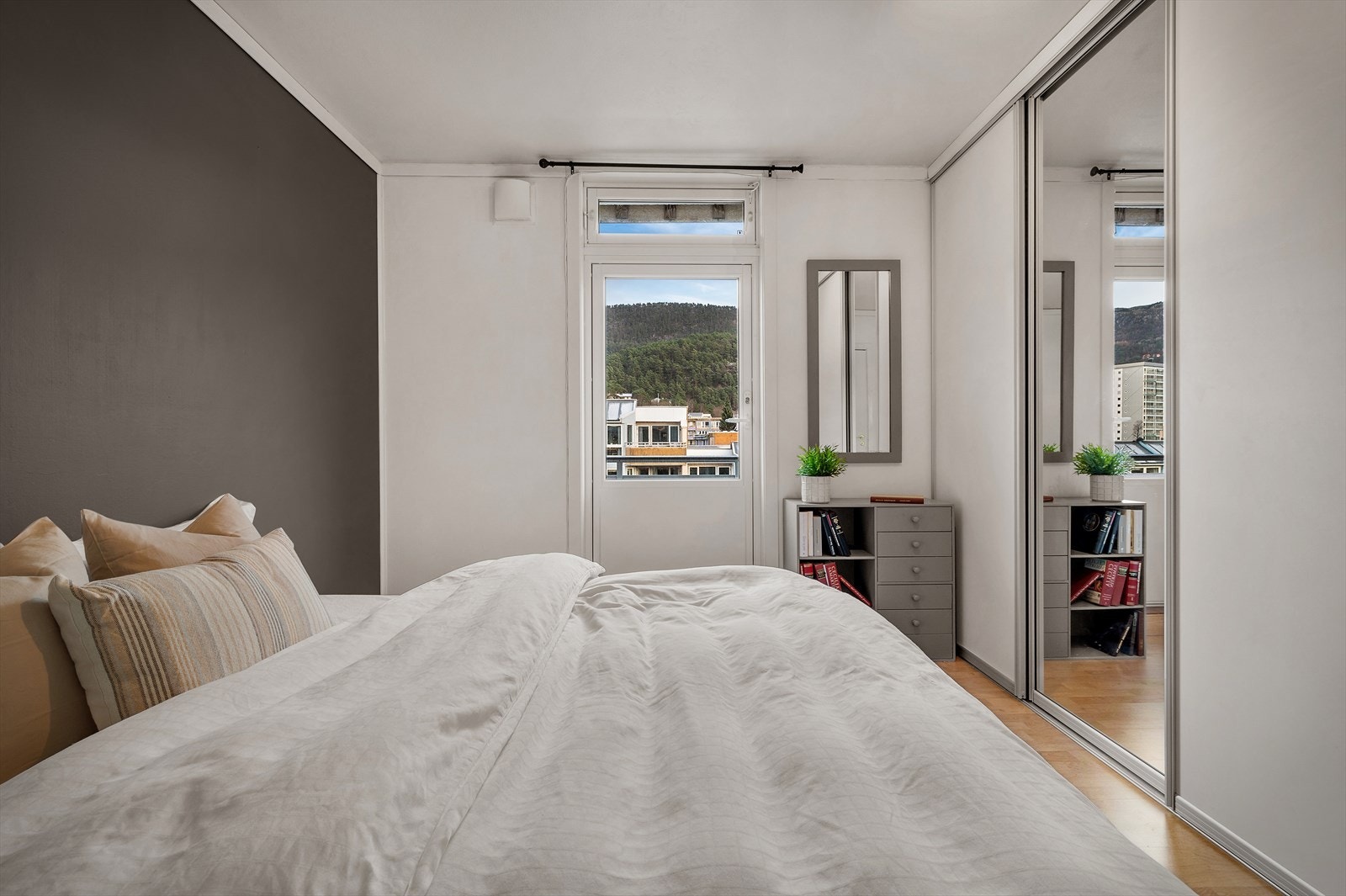 - Merk praktisk plassbygd skyvedørsgarderobe - Galleribilde