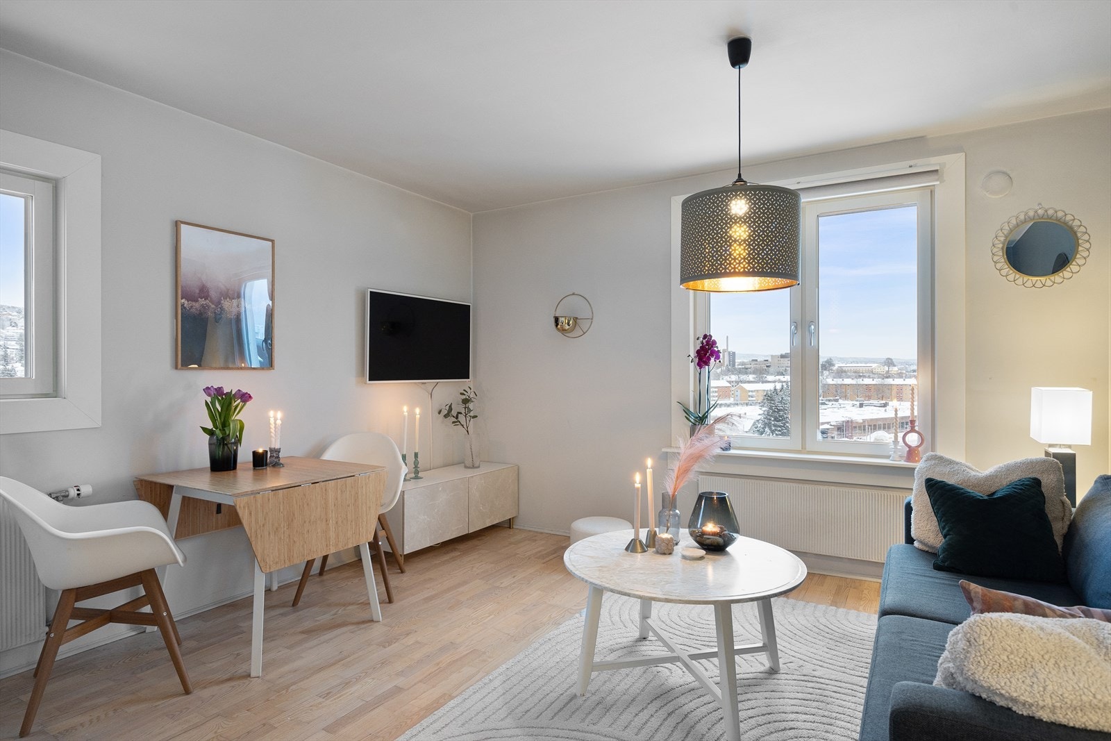 Velkommen til Grefsenveien 51! En innbydende og attraktiv 2-roms leilighet i 9. etasje med heisadkomst, beliggende i et rolig område med minimal støy til tross for den høye etasjen. Galleribilde
