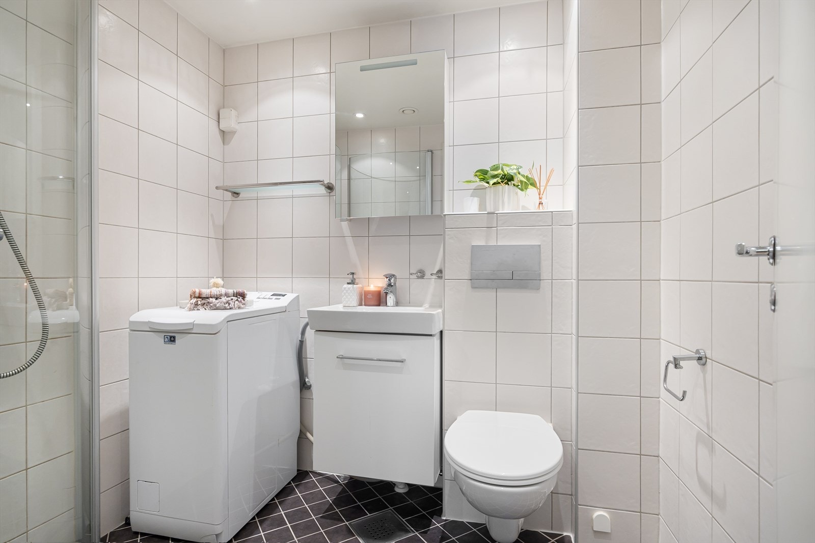 Pent flislagt baderom med elektrisk gulvvarme og downlights. Galleribilde