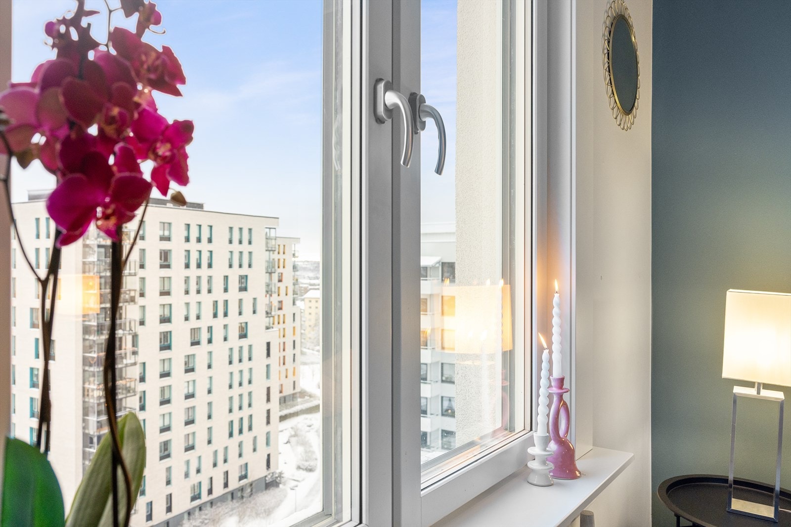 Vinduer med moderne 2-lags glass for bedre isolasjon. Galleribilde
