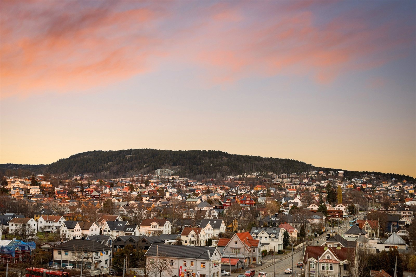 Fra leiligheten kan du nyte en flott utsikt, som blant annet inkluderer vakre Grefsenkollen med sine naturskjønne omgivelser Galleribilde