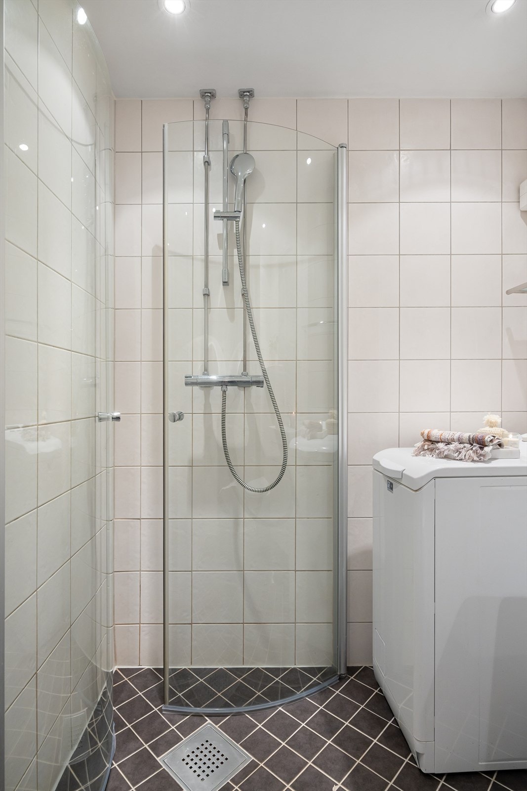 Det er opplegg for vaskemaskin og naturlig avtrekk. Galleribilde