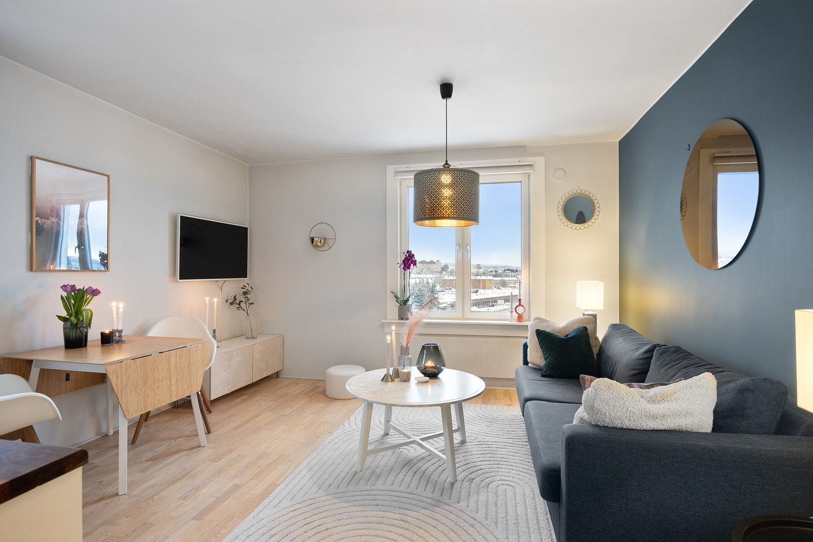 Planløsningen åpner opp for flere møbleringsmuligheter med god plass til sofagruppe, TV-møbler og spisebord med tilhørende stoler. Galleribilde
