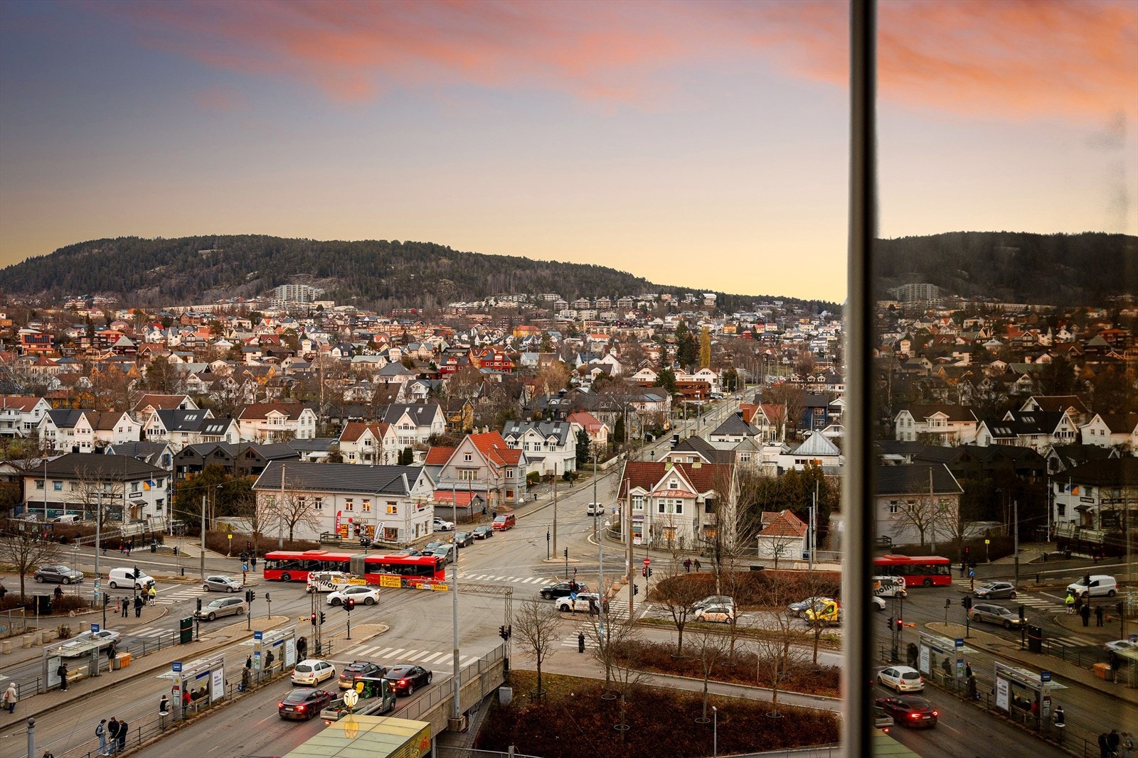 Storo har et godt kollektivtilbud med både buss, trikk og T-bane. Trikken stopper like utenfor boligen med linje 11, 12 og 13. Bussen med rute 30 og 58 stopper i Grefsenveien, og Storo T-banestasjon ligger rett utenfor døren. Galleribilde