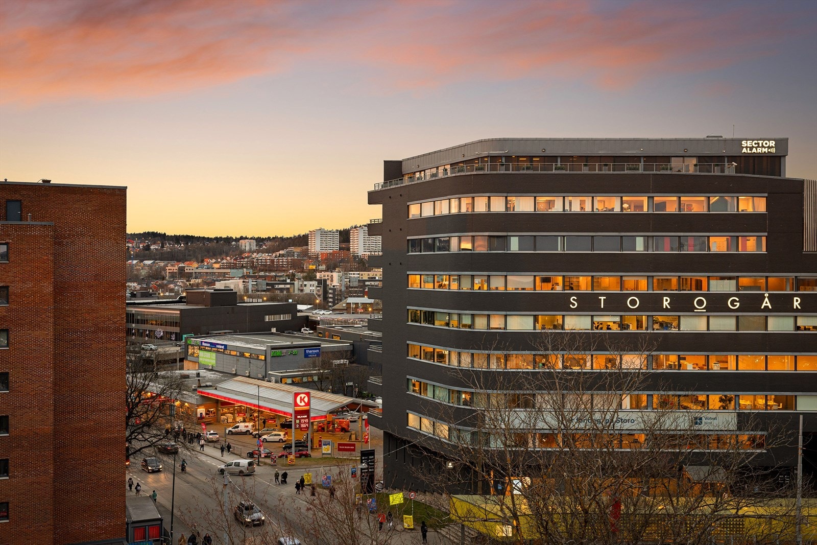 Boligen ligger på Storo, et attraktivt boligområde i Oslo med kort gangavstand til handlegater, kafeer, et variert servicetilbud og gode kollektivforbindelser. Galleribilde