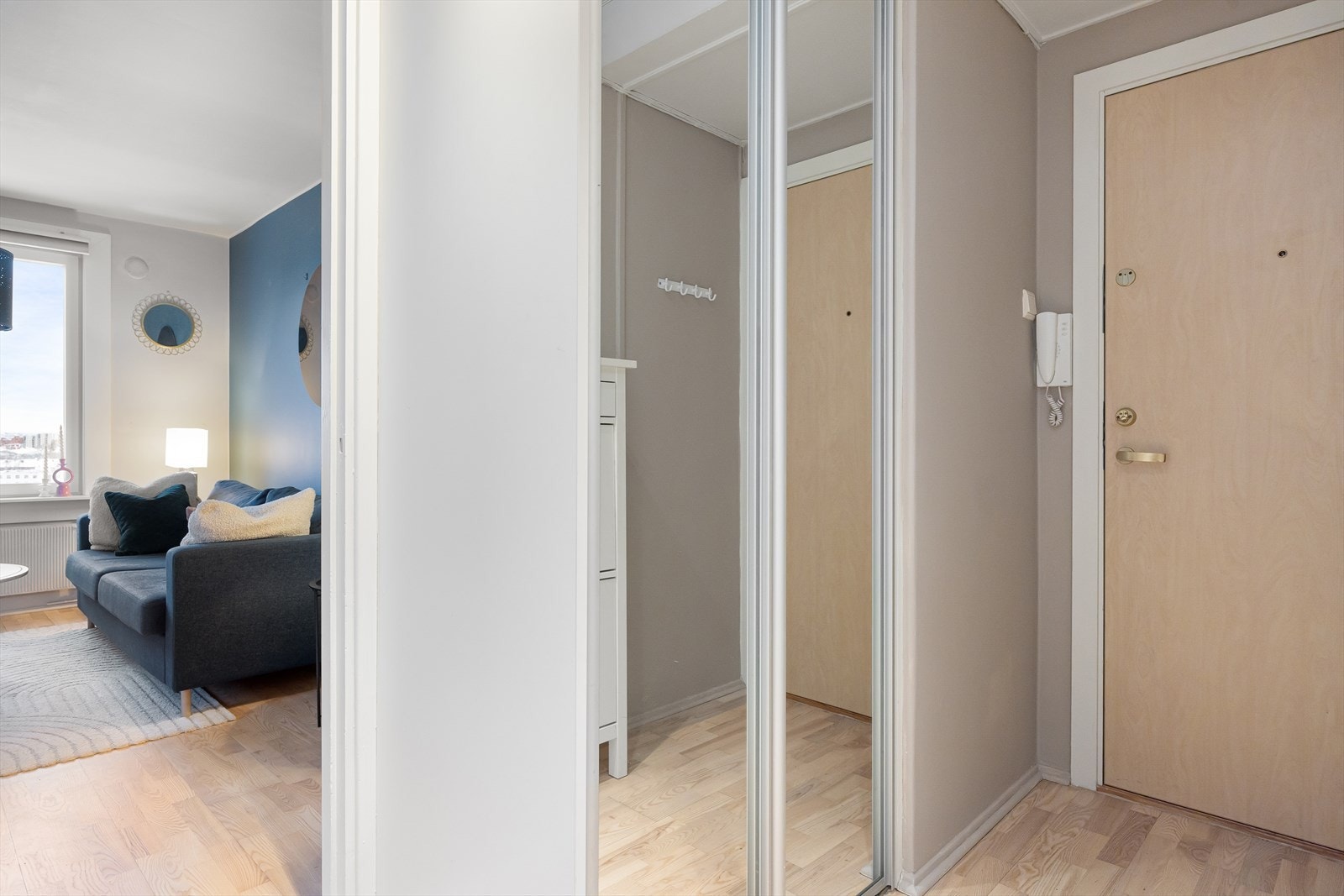 Entréen er lys og innbydende, med god plass til å henge av yttertøy og sette fra seg sko i en skyvedørsgarderobe med speilfronter. Galleribilde