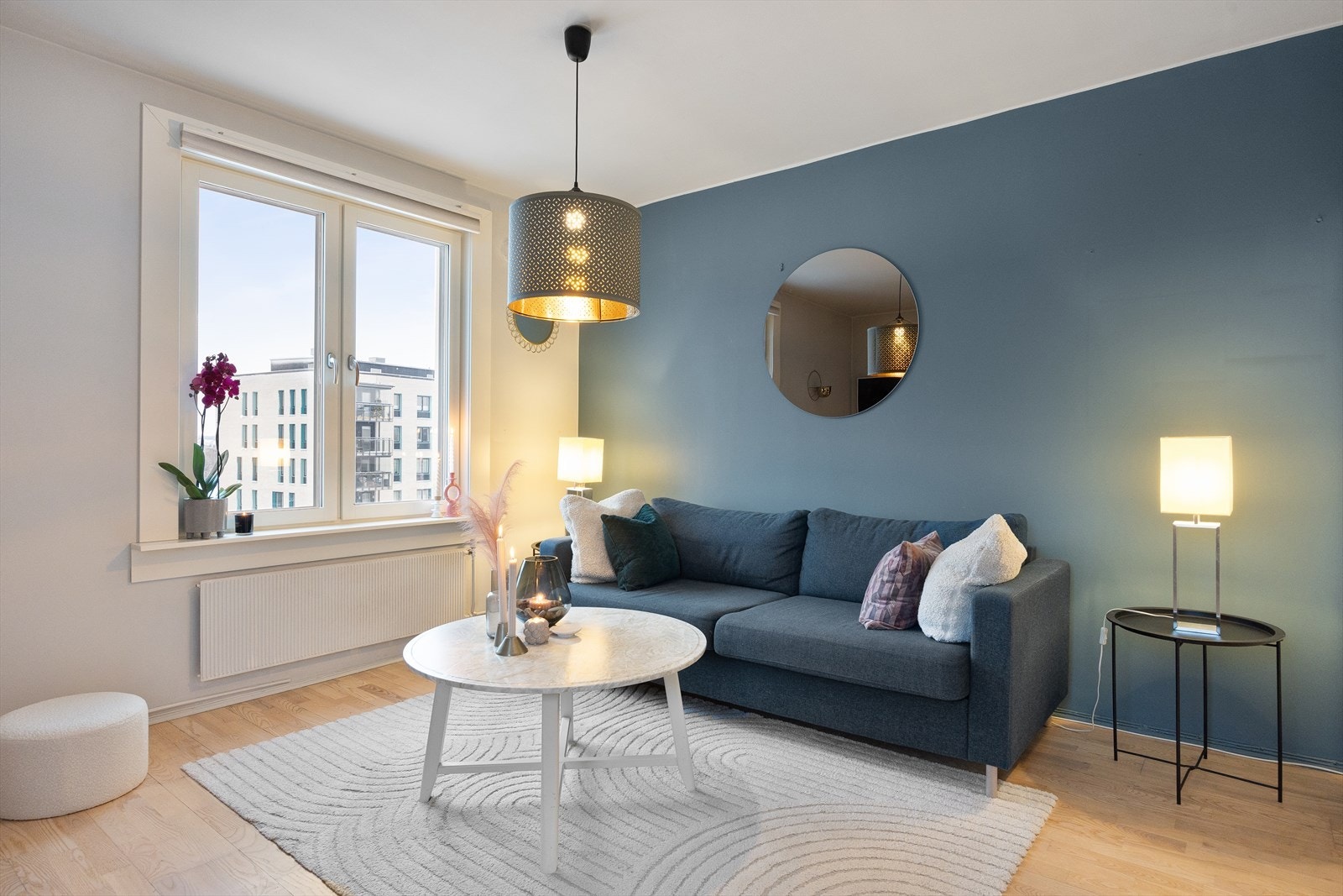 Gulvet er belagt med 3-stavs parkett, og overflatene er malt i tidsriktige og moderne fargetoner. Galleribilde