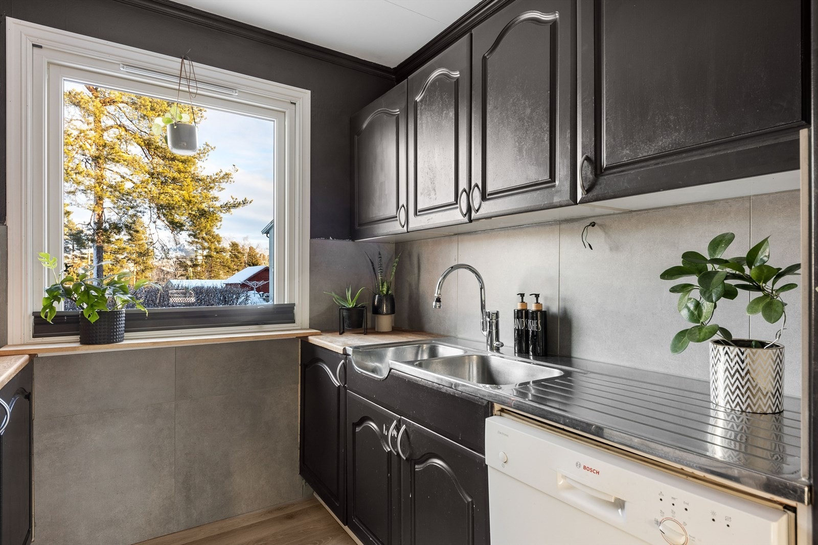 Innredningen tilbyr godt med skapplass Galleribilde