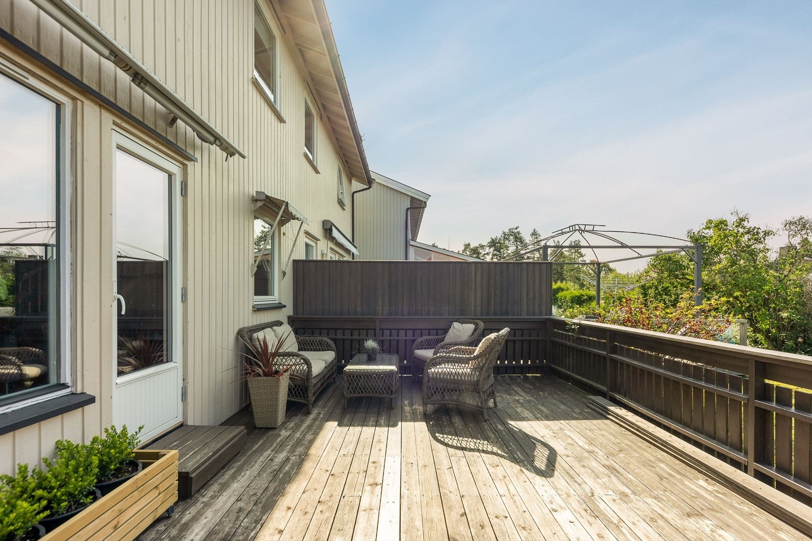 God plass til flere sittegrupper Galleribilde