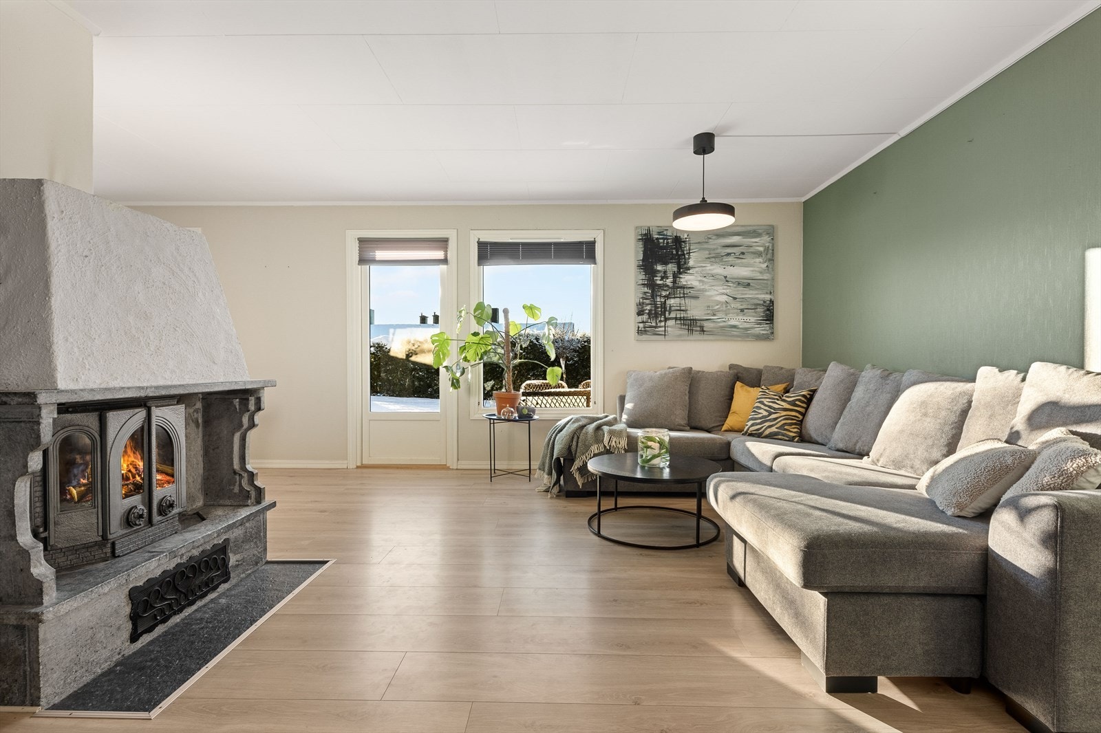 Stuen tilbyr god møbleringsfrihet og det er god plass til både sofagruppe og spisegruppe Galleribilde