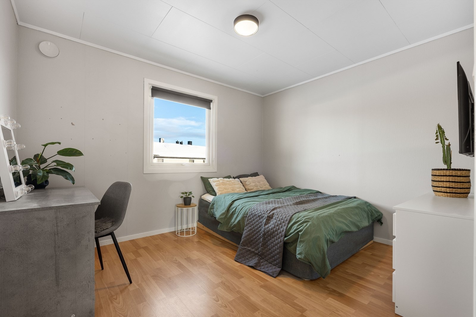 God plass til dobbeltseng og annet soveromsmøblement Galleribilde