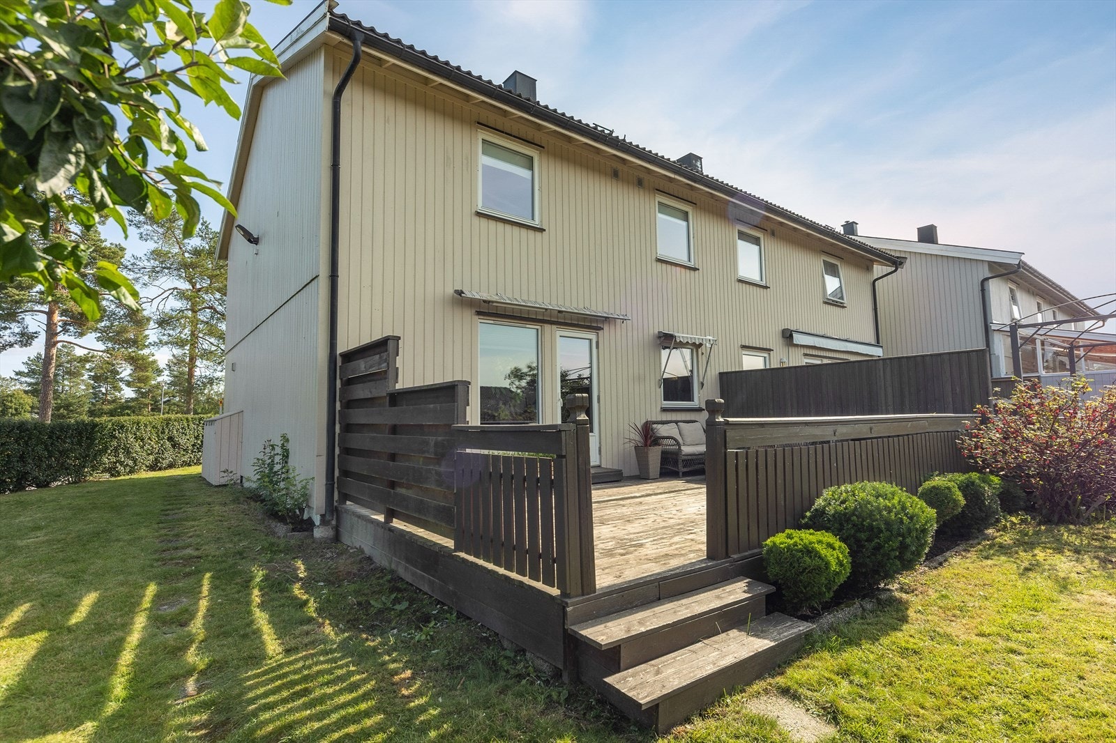 Lys og pen halvpart av vertikaldelt tomannsbolig (Selger har byttet terrasse, satt opp ny levegg og tatt ned gjerde) Galleribilde