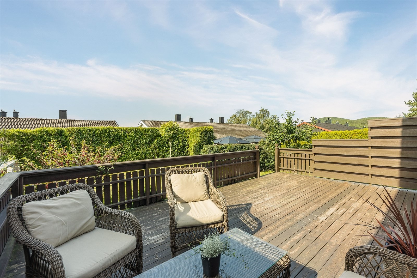 Solrikt og skjermet uteområde! Terrassen er byttet etter dette bildet ble tatt Galleribilde