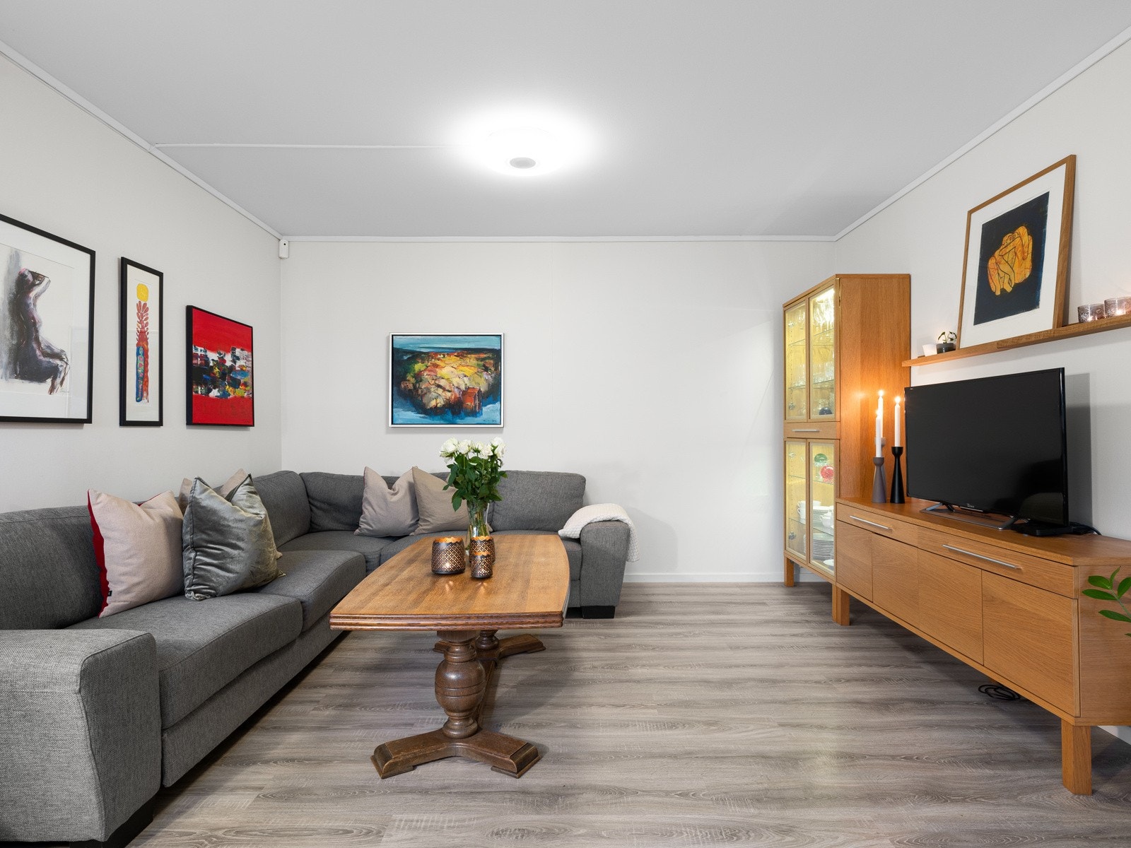 Det er god plass til både sofa- og tv-løsning. Galleribilde