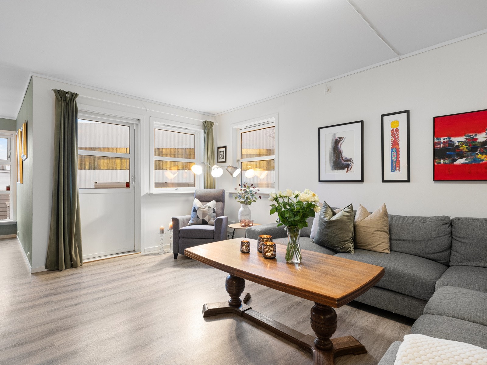 Leiligheten har en lys og trivelig stue med 1-stavs laminatgulv. Galleribilde