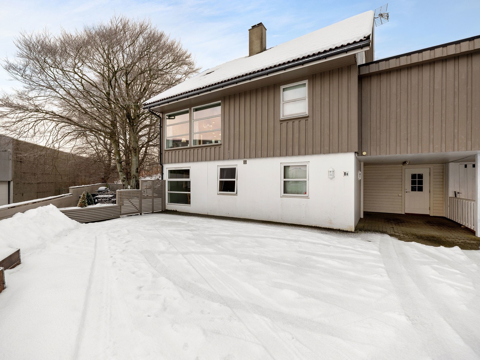 Overbygget inngangsparti/carport. Galleribilde