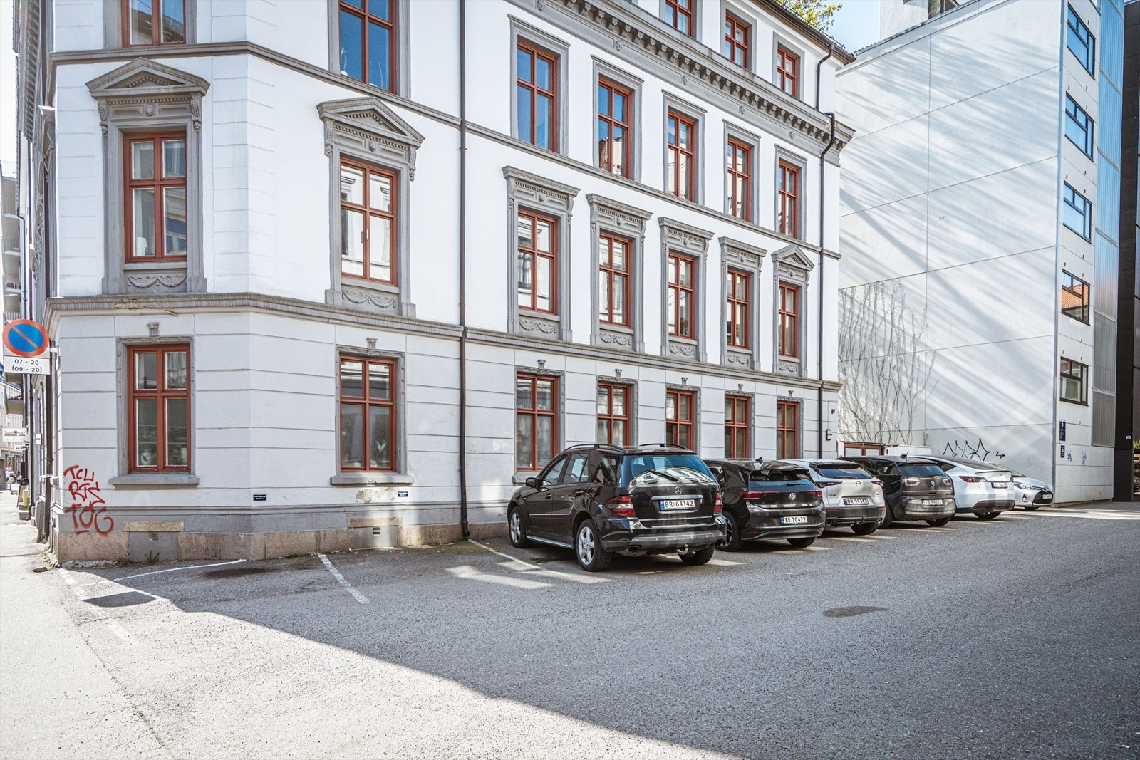 Det medfølger rett til 1 parkeringsplass på sameiets tomt, markert med seksjon nr. 7. Galleribilde