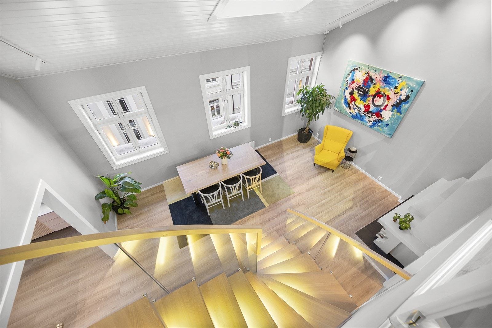 Fra spisestuen er det adkomst opp til 5. etasje. Galleribilde