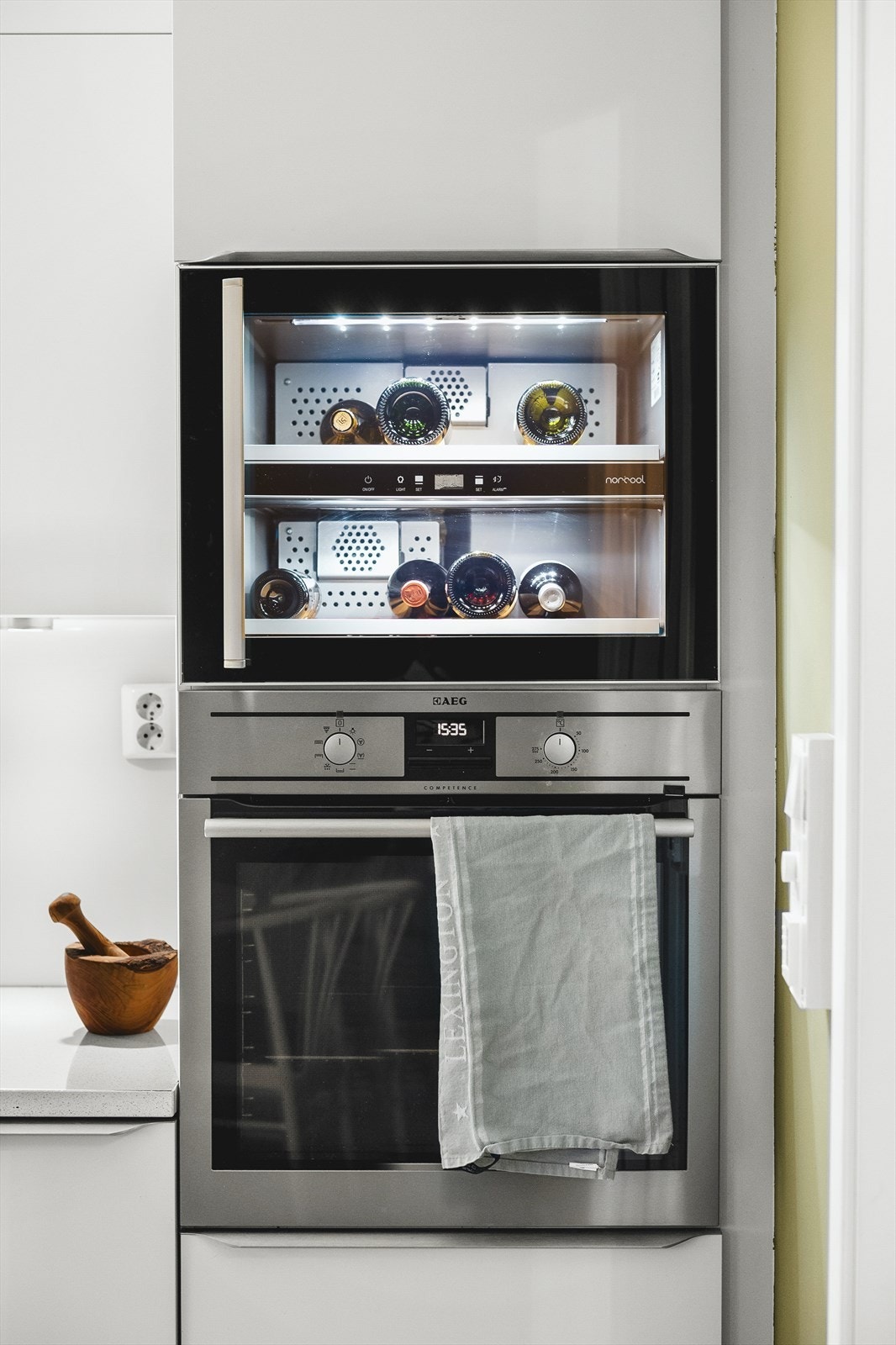 Integrert komfyr og vinskap i en praktisk og fin høyde. Galleribilde