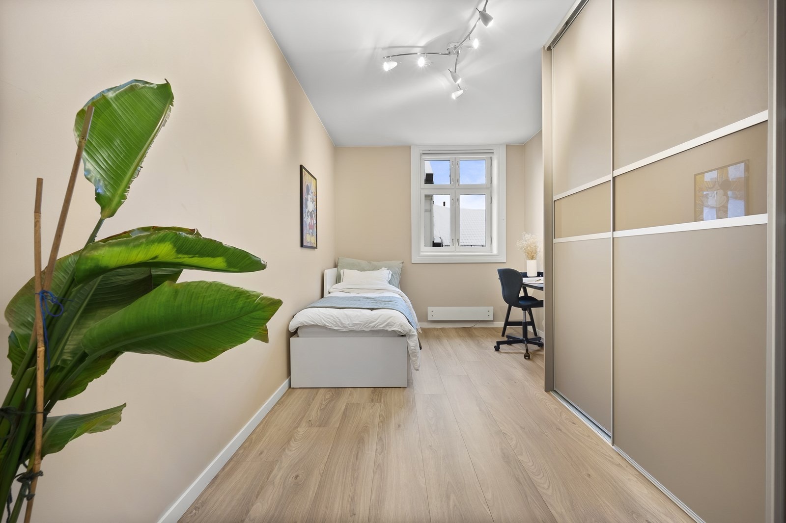 I leiligheten har du 2 soverom. Her er det plass til seng, nattbord, skrivepult og garderobeskap. Galleribilde